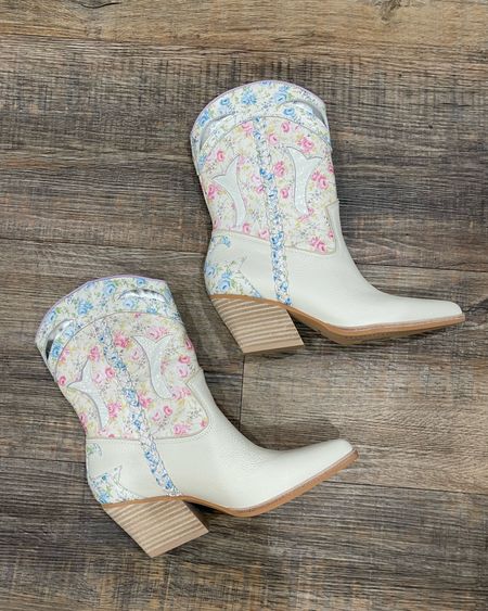 The cutest western boots! 🌸👢 