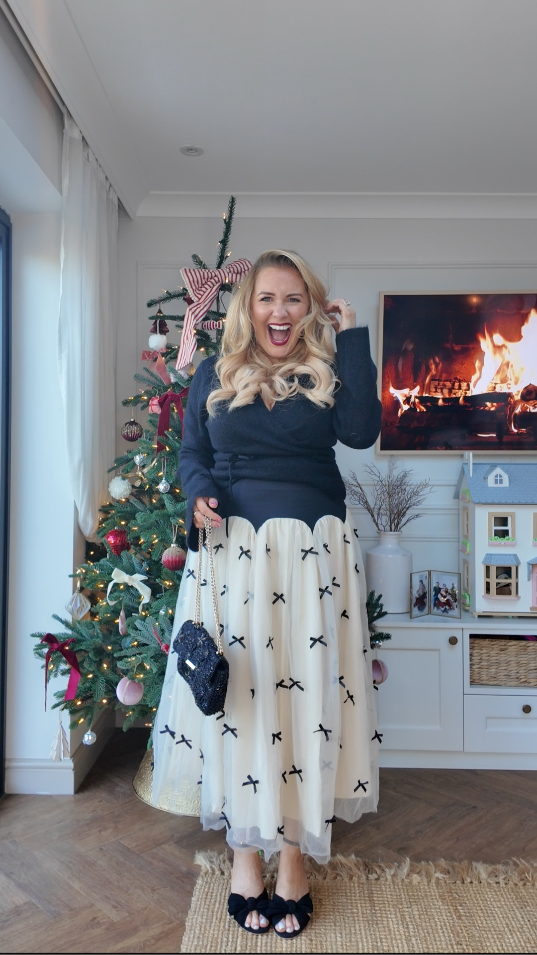 the most glorious festive outfit ♥️


Christmas party, Christmas drinks, bow skirt, midi skirt, wrap cardigan