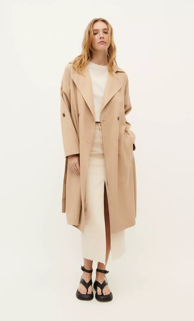 Long flowing trench outlet coat