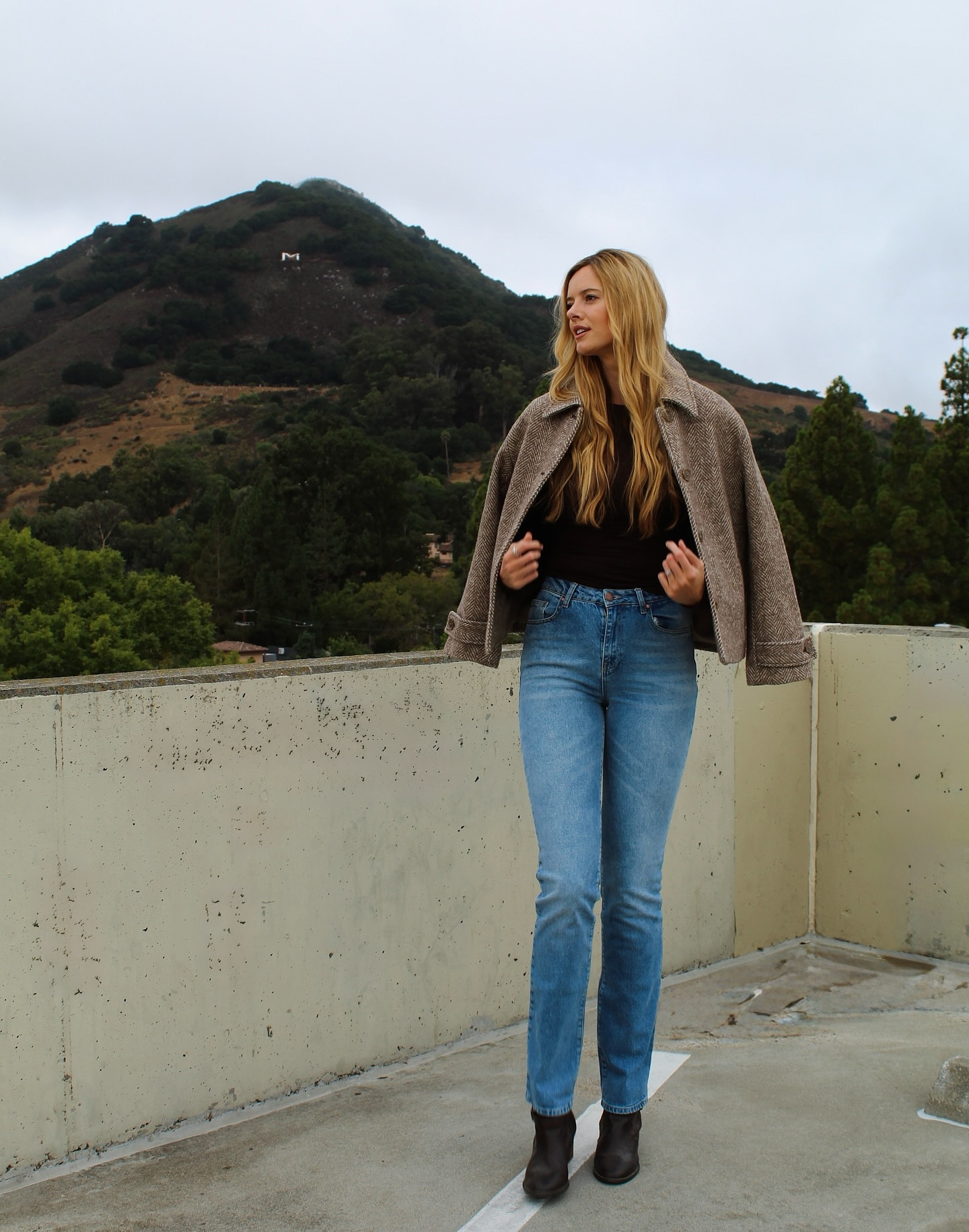 Jeans: Louisa Straight Leg in regular wash. Size Small (38” inseam)
(Currently not listed on LTK)
https://tforallwomen.com/products/straight-leg-denim-louisa-classic?variant=54281086533900

Top: Small Tall
Jacket: Large (sized up for length. Really hoping they get a “tall” length for this one!)

Linked the rest of my outfit on LTK!

#tallgirl #tallgirlfashion #fallstyle #ltktall

#LTKTall #LTKFindsUnder100 #LTKSeasonal