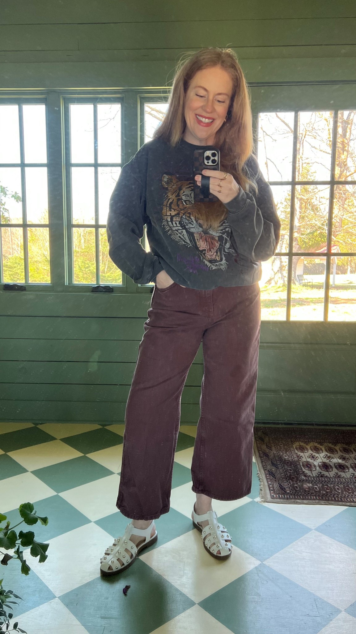 casual spring outfit sweatshirt cropped denim fisherman sandals