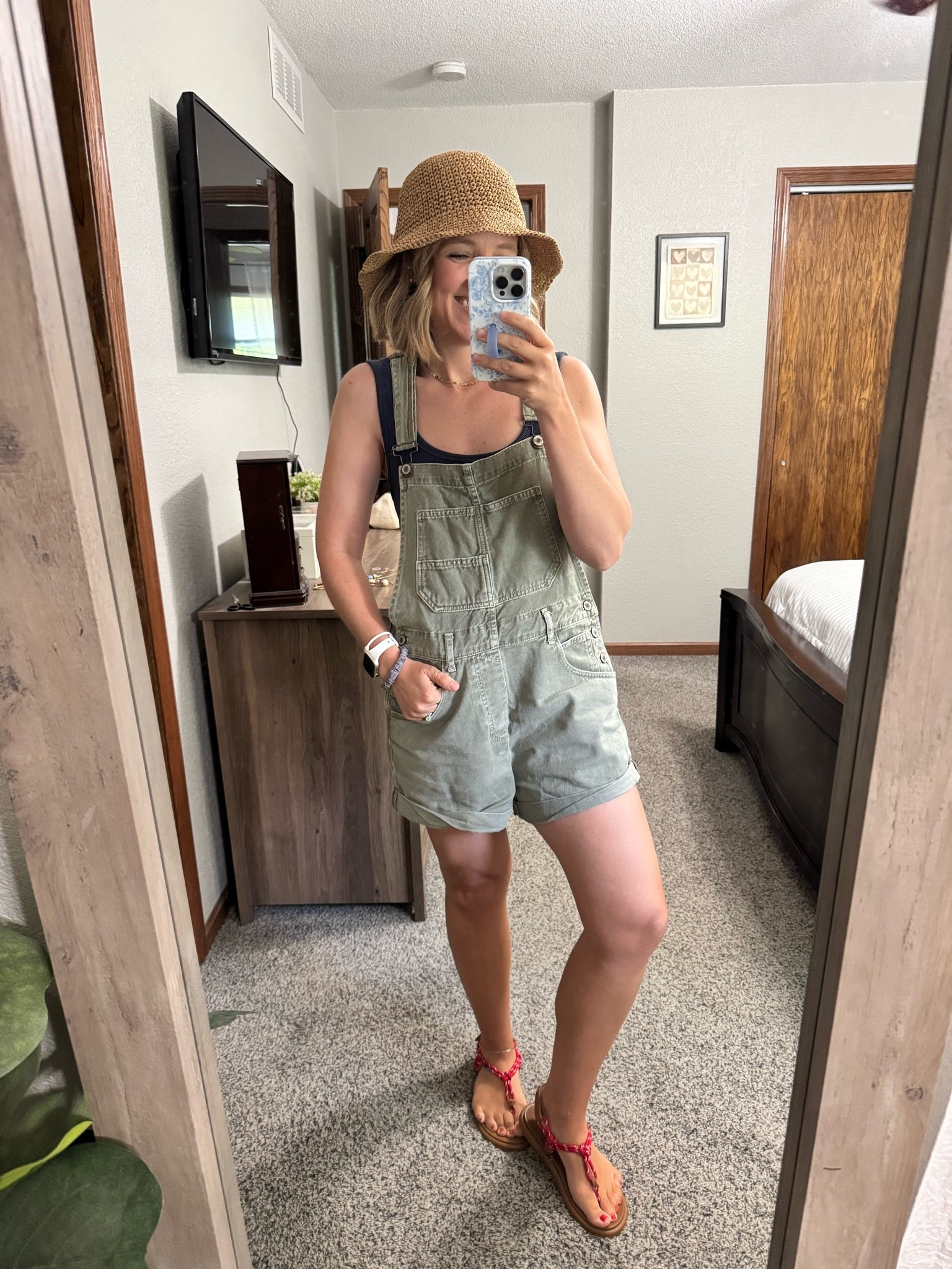 Wearing a small in the tank and in the overalls! I haven’t seen the green available in awhile, but I have the denim pair I linked and the black pair! They are my favorite!

#LTKootd