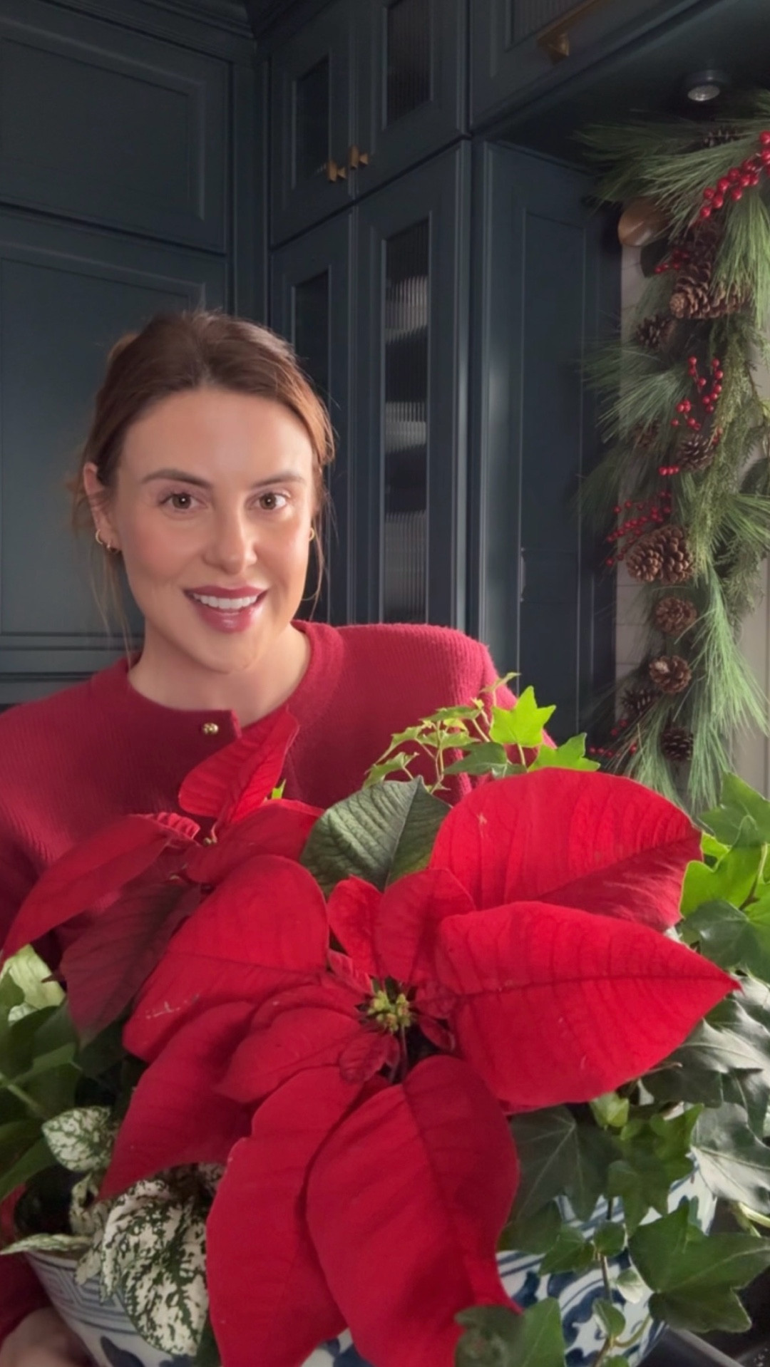 PSA… run to your local @loweshomeimprovement for this live arrangement! It costs less than $25 and makes the perfect centerpiece for holiday parties… it looks better than anything I found at the florist. #Lowe’sPartner #Lowe’s #ad 

#LTKHoliday #LTKGiftGuide