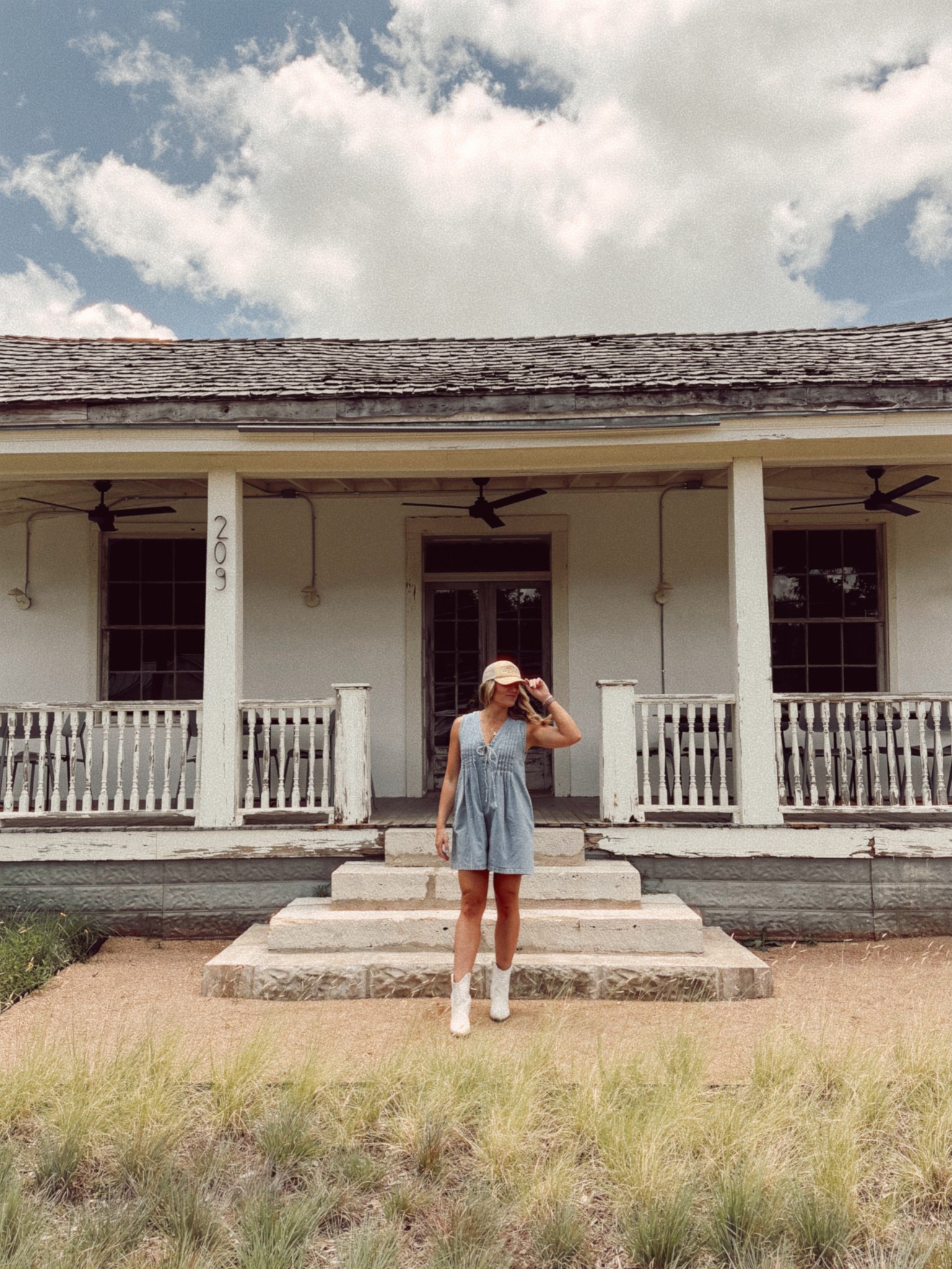 Never met a denim romper I didn’t like!! 🤠
