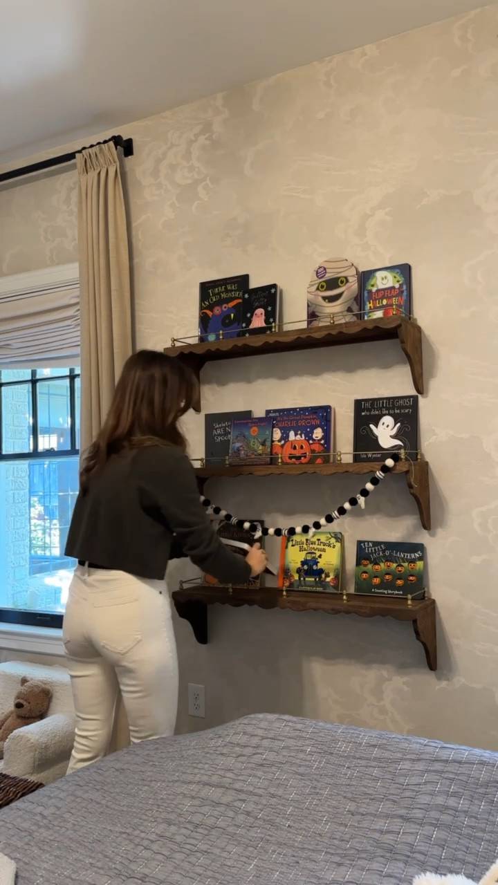 Halloween Bookshelves 👻🖤🎃
& debuting Emmett's new shelves 



#LTKHalloween #LTKHome #LTKSeasonal