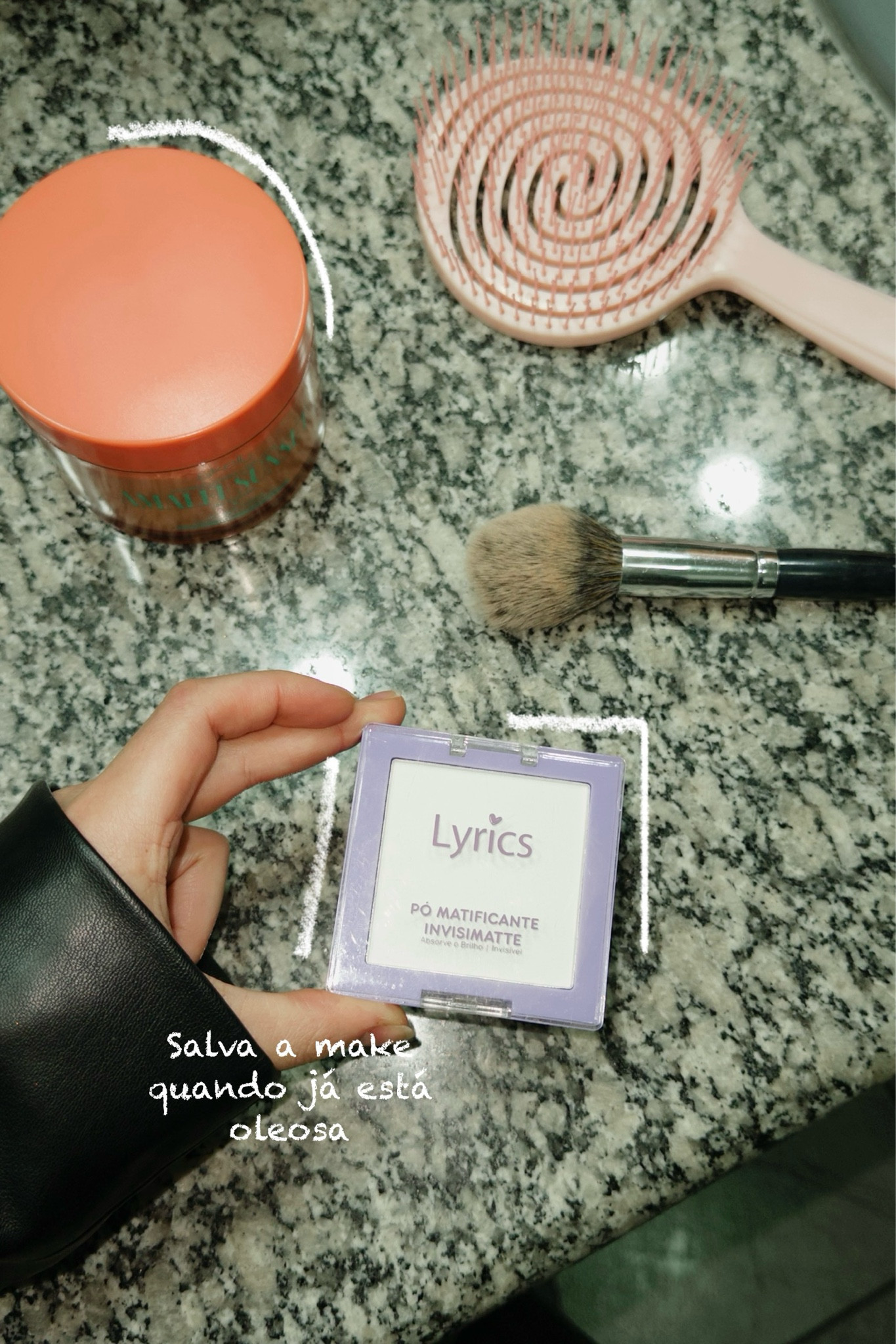 Um achado de beleza, migas! 

Esse pó compacto absorve toda a oleosidade do rosto e mantém a maquiagem intacta. Perfeito para ser usado entre um compromisso e outro de forma rápida e prática. 

A embalagem é bem prática, tem uma esponjinha e  um espelho justamente para você conseguir reaplicar durante o dia, quando a make vai ficando oleosa. 

A marca promete que ele pode ser usado por todos os tipos e tons de pele, pq ele não deixa a pele esbranquiçada e nem com aspecto de pó. 

#LTKbeleza #LTKbrasil