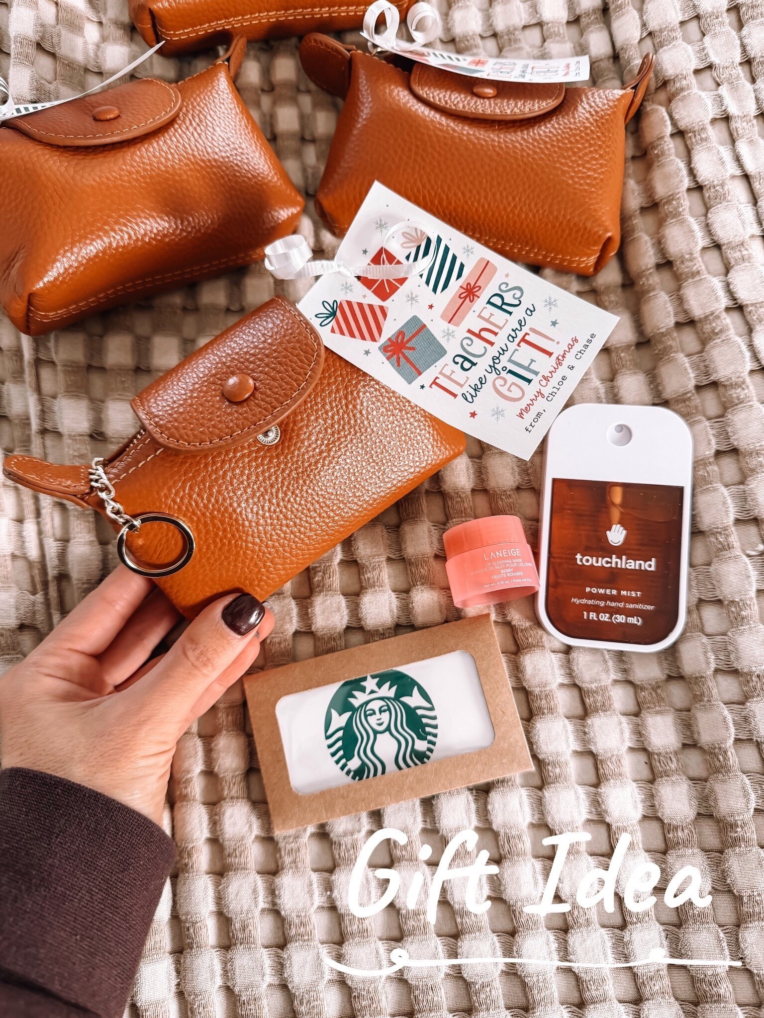 This little gift idea is SO cute and seriously works for anyone — teachers, coworkers, neighbors, coaches… whoever you need a quick gift for! 🤎

You can make it as big or small as you want depending on what you fill it with. I added a mini Laneige + Touchland + a Starbucks card, but you could totally do candy, treats, anything! 🎁✨

Everything’s from Amazon and ships super fast 🙌🏼
@amazon #ad #founditonamazon #winterfavorites2025 

Follow my LTK @mrscasual on the @shop.LTK app to view this post and get my exclusive app-only content!

#LTKHoliday #LTKGiftGuide #LTKFindsUnder50