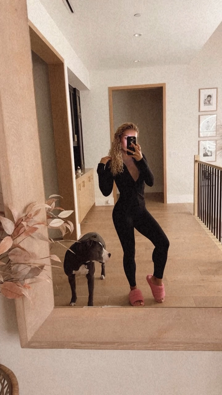 Bought this fit yesterday and I love it. I’m wearing a size 4 in the leggings and two in the crop top and jacket. 🩷