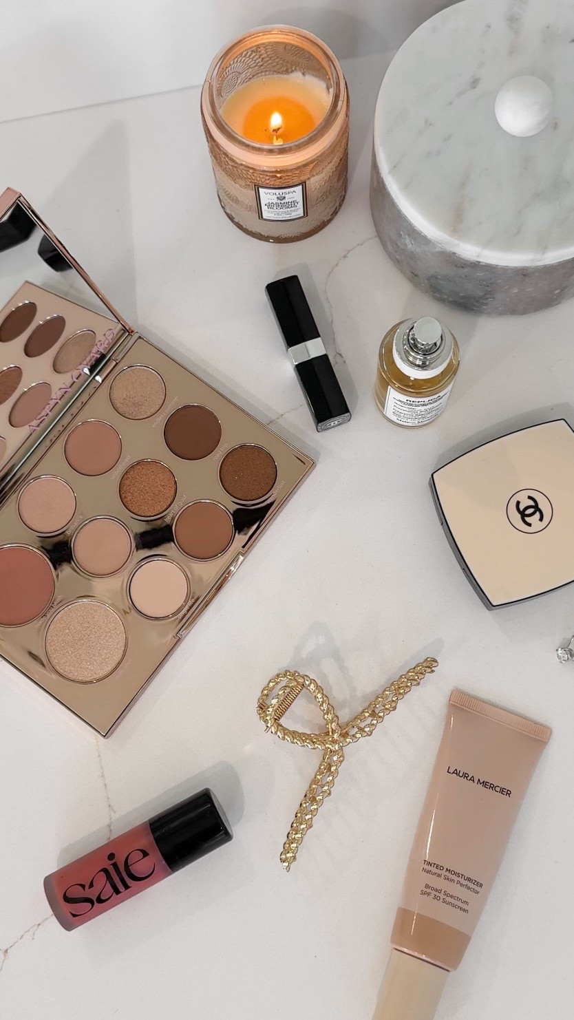 Is it make up favorites! The Aspyn Ovard Tarte eyeshadow palette is worth the hype! My favorite make up and beauty products at the moment!