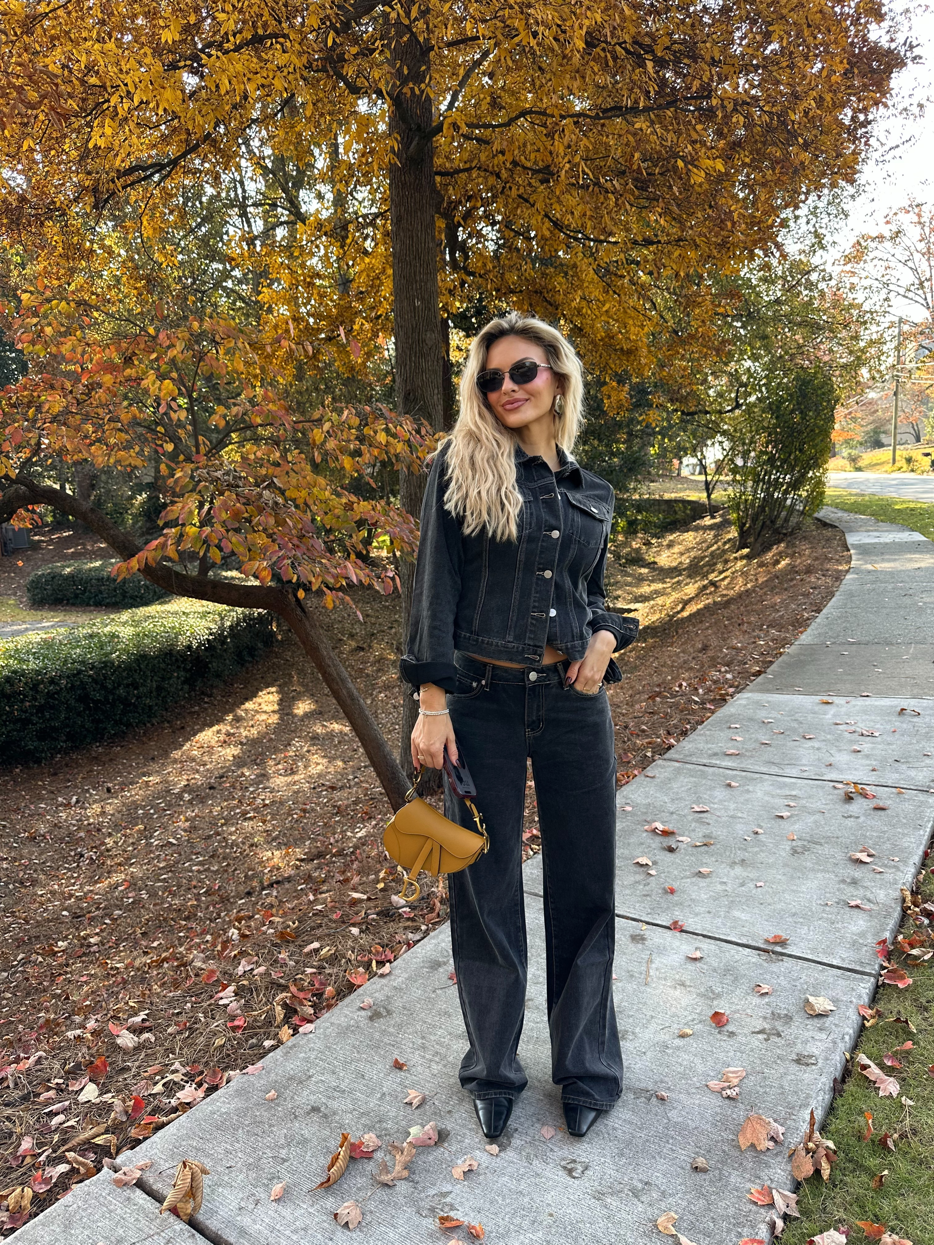 Fall foliage 🍂🤎 comment ‘set’ + I’ll DM you all of the links 🔗✨ @revolve @superdown @vivrelle

#revolvepartner 

 