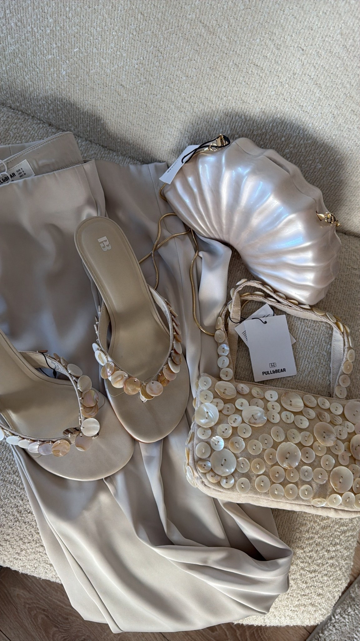 Holiday delivery 🤩🐚✨these bags are so perfect for Wedding guest outfits ✨
#pullandbearcommunity #ad