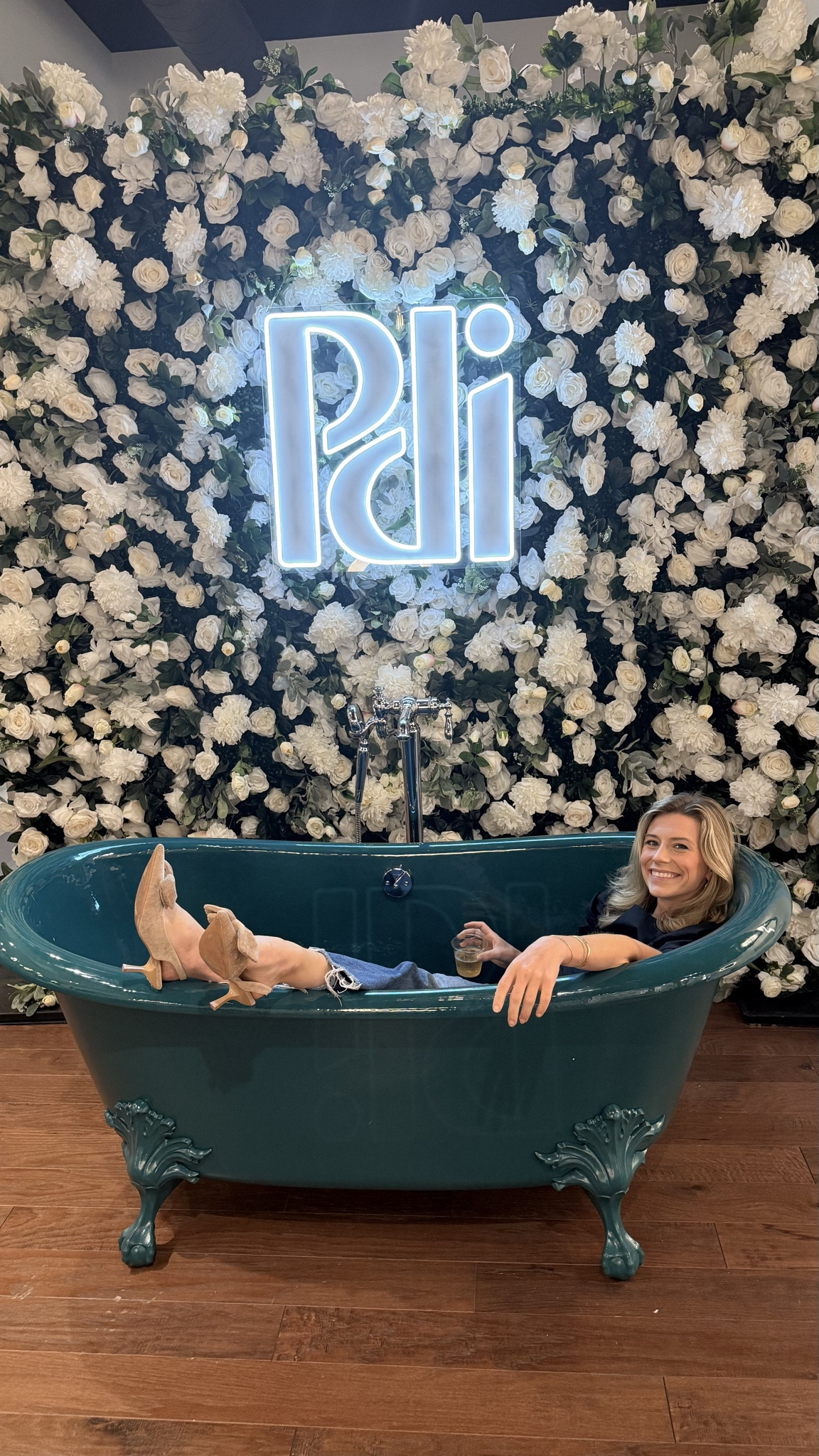 Love the idea of a color pop tub!! 

#LTKStyleTip #LTKHome