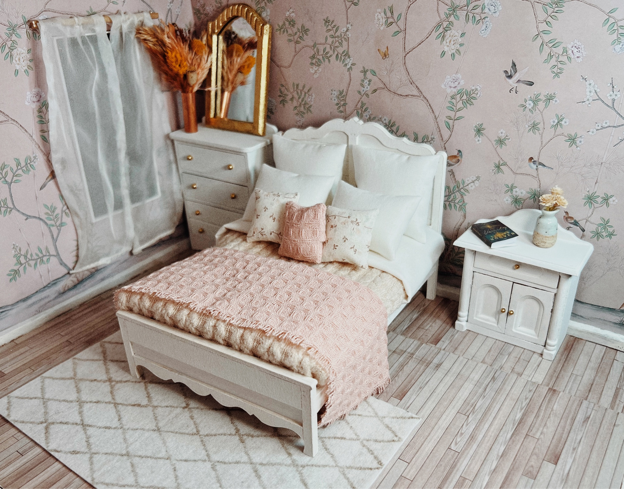 First look at the mini bedroom 💗 

#tinythings #miniatures #diy 