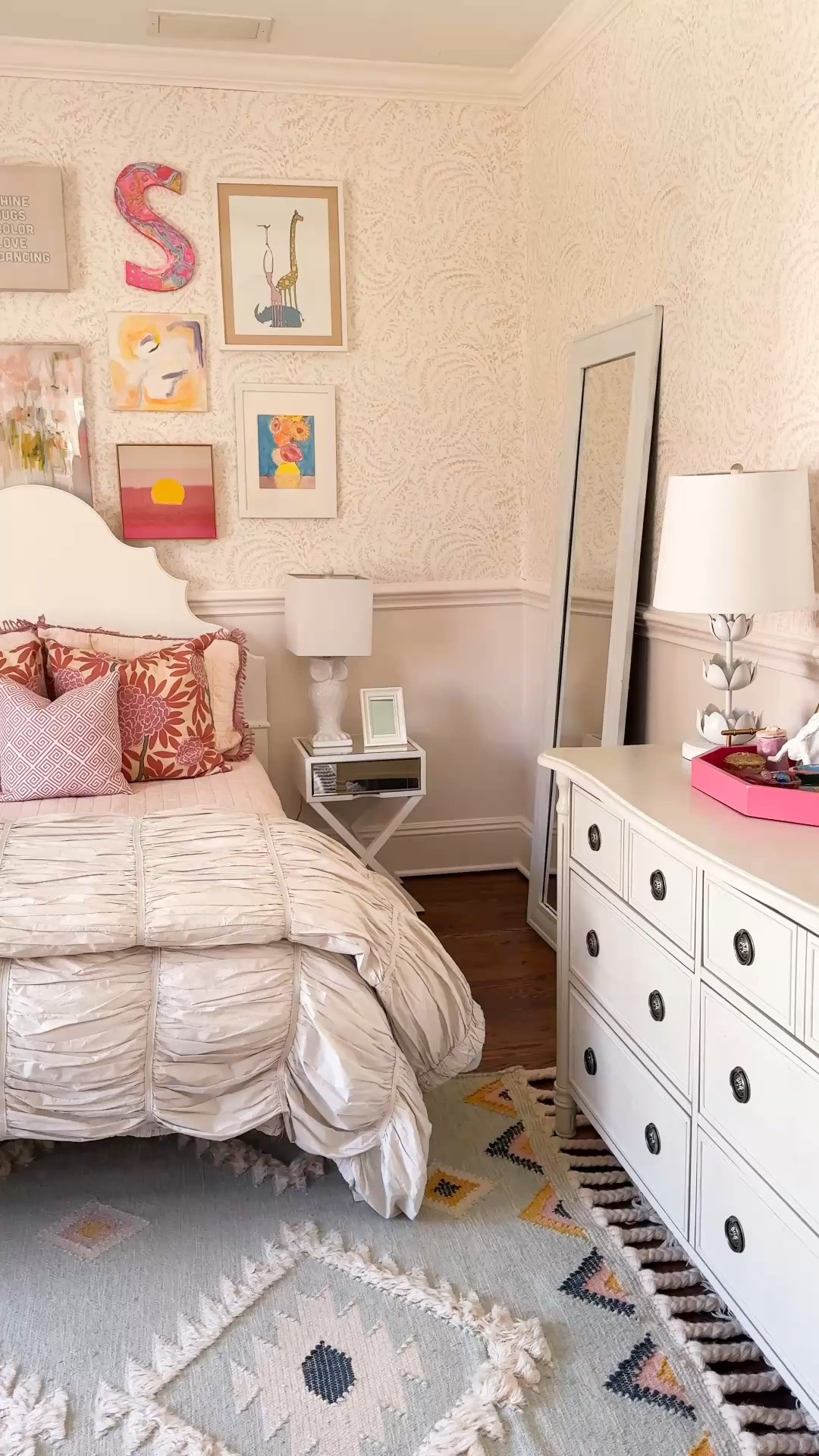 Wallpaper on sale!

#LTKHome #LTKSaleAlert