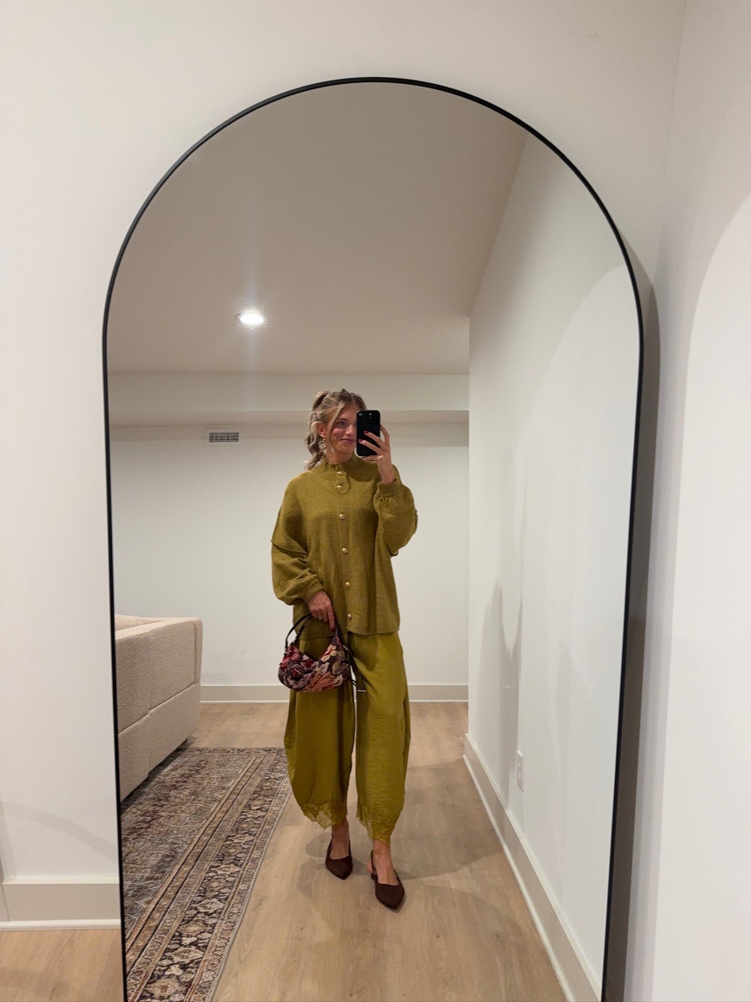 Who doesn’t love a monochromatic look?! 

Wearing a size small long in these pants from @Anthropologie. I recommend sizing down for a true to size fit.