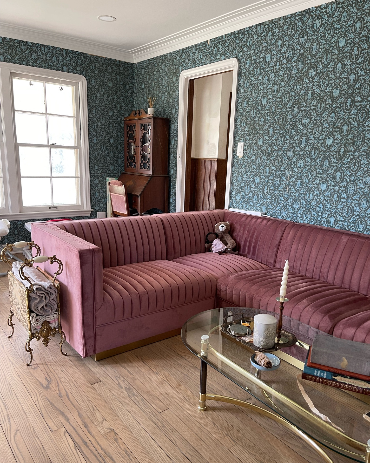 Hood morning y’all 

Lots of you have been curious about where we got our new couch from so I created a guide full of exact matches and similar models.
The price ranges between $1k - $4k so there’s something to fit every budget. We absolutely adore our sectional and I hope this guides makes it just a little bit easier to find your very own. 

#LTKhome #LTKfamily #LTKFind