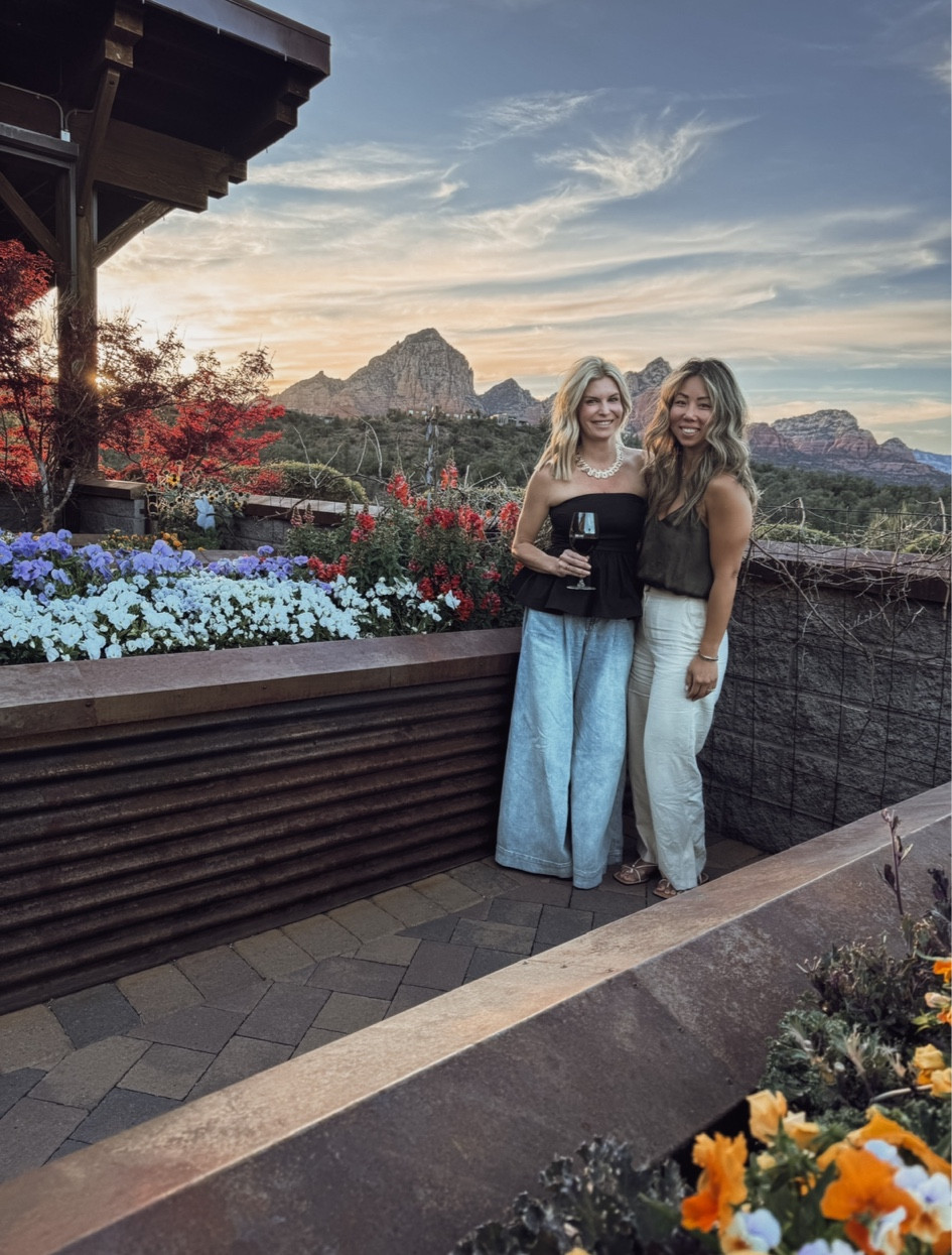 Sedona fit 🖤

#LTKStyleTip #LTKTravel #LTKSeasonal