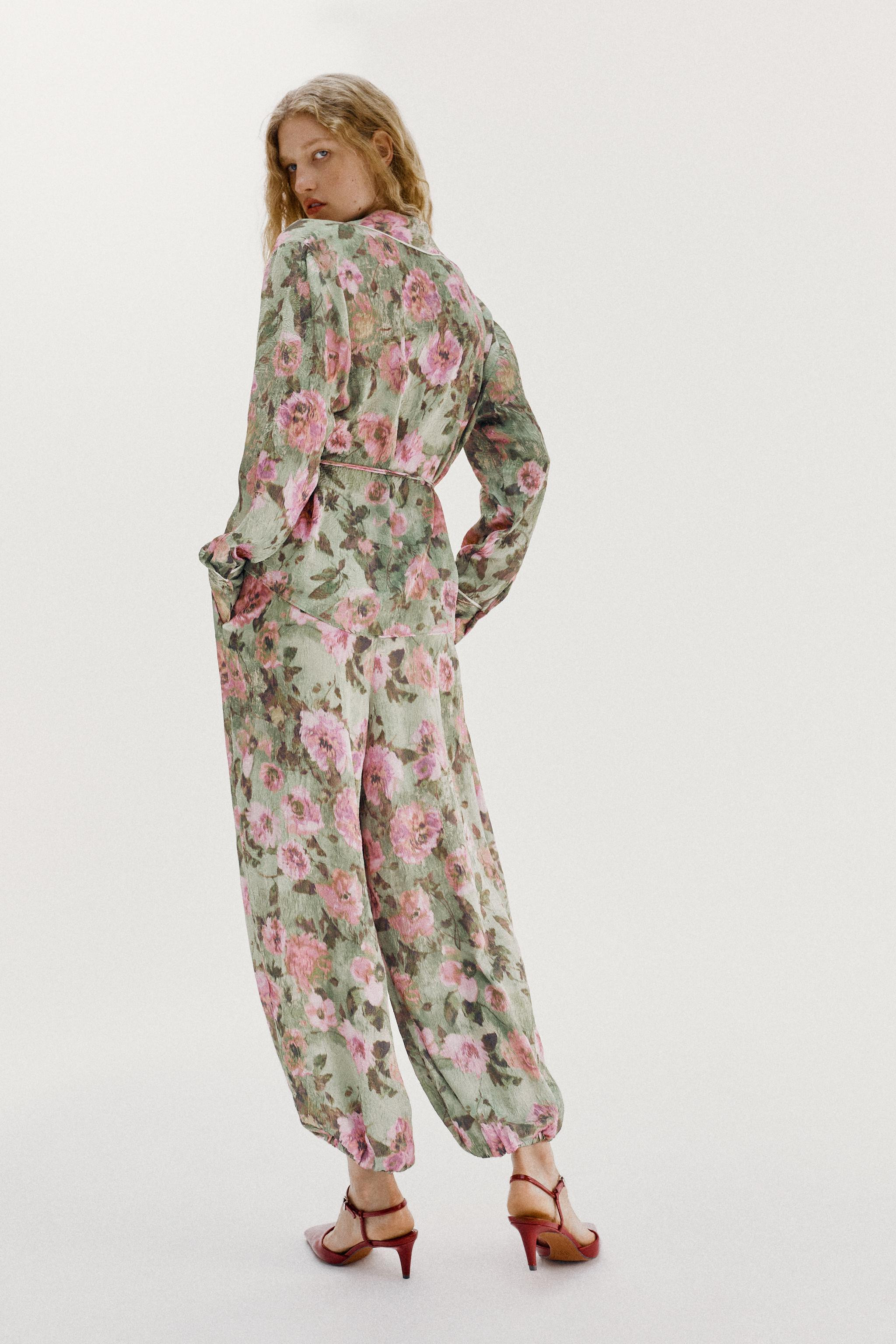 Crinkle-effect trousers. High-rise waist with an elasticated back and front darts. Front pockets.... | Zara US
