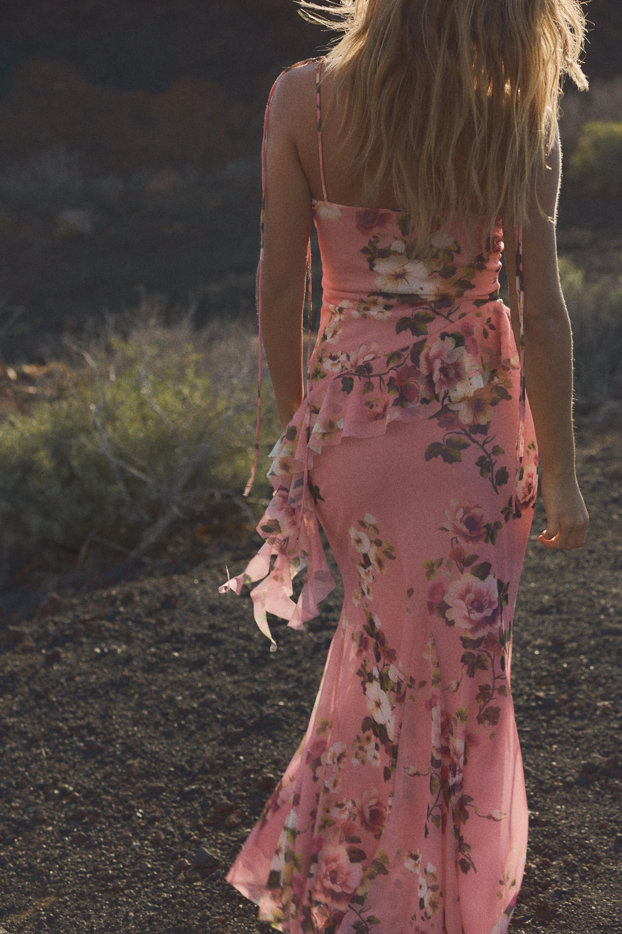 V-neck top with adjustable spaghetti straps that tie. Ruffle detail. Asymmetrical hem. | Zara US