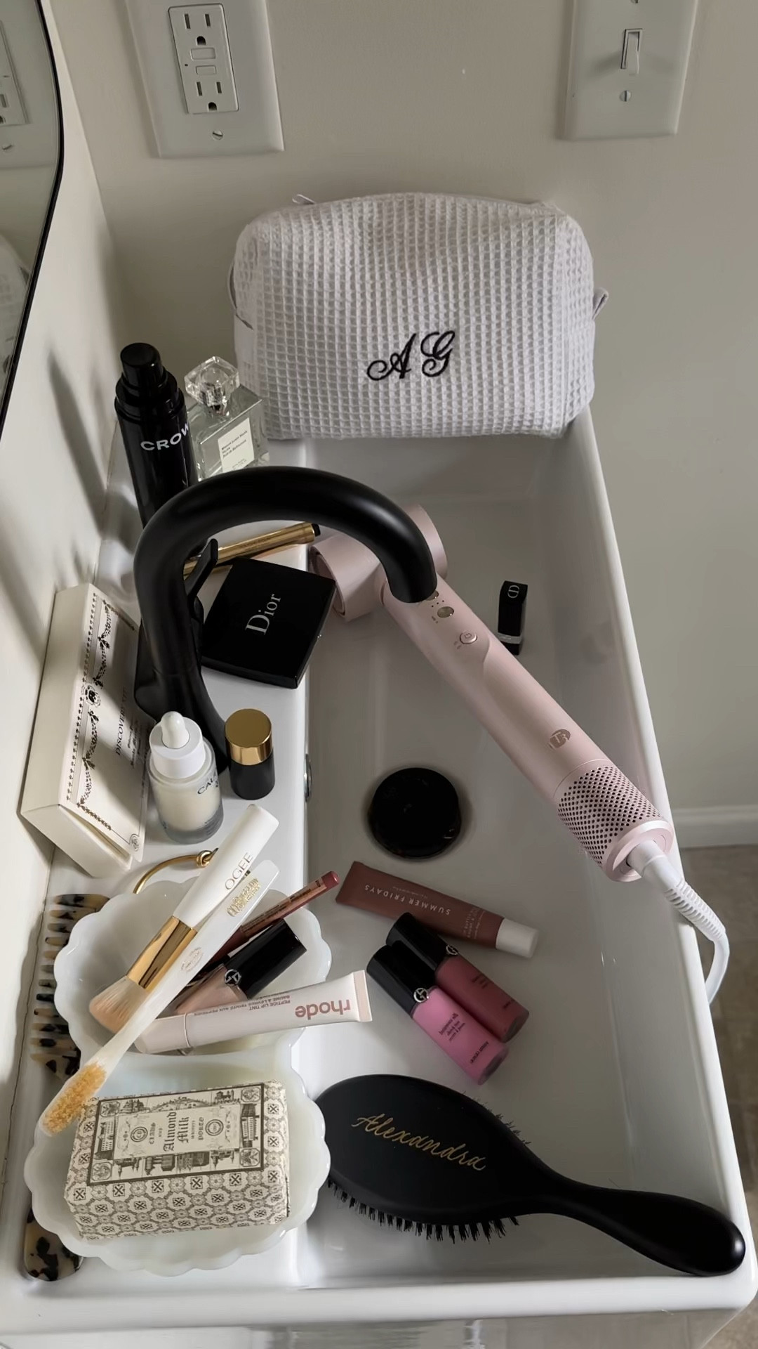 What’s in my bathroom sink #girlmess #girlsink 