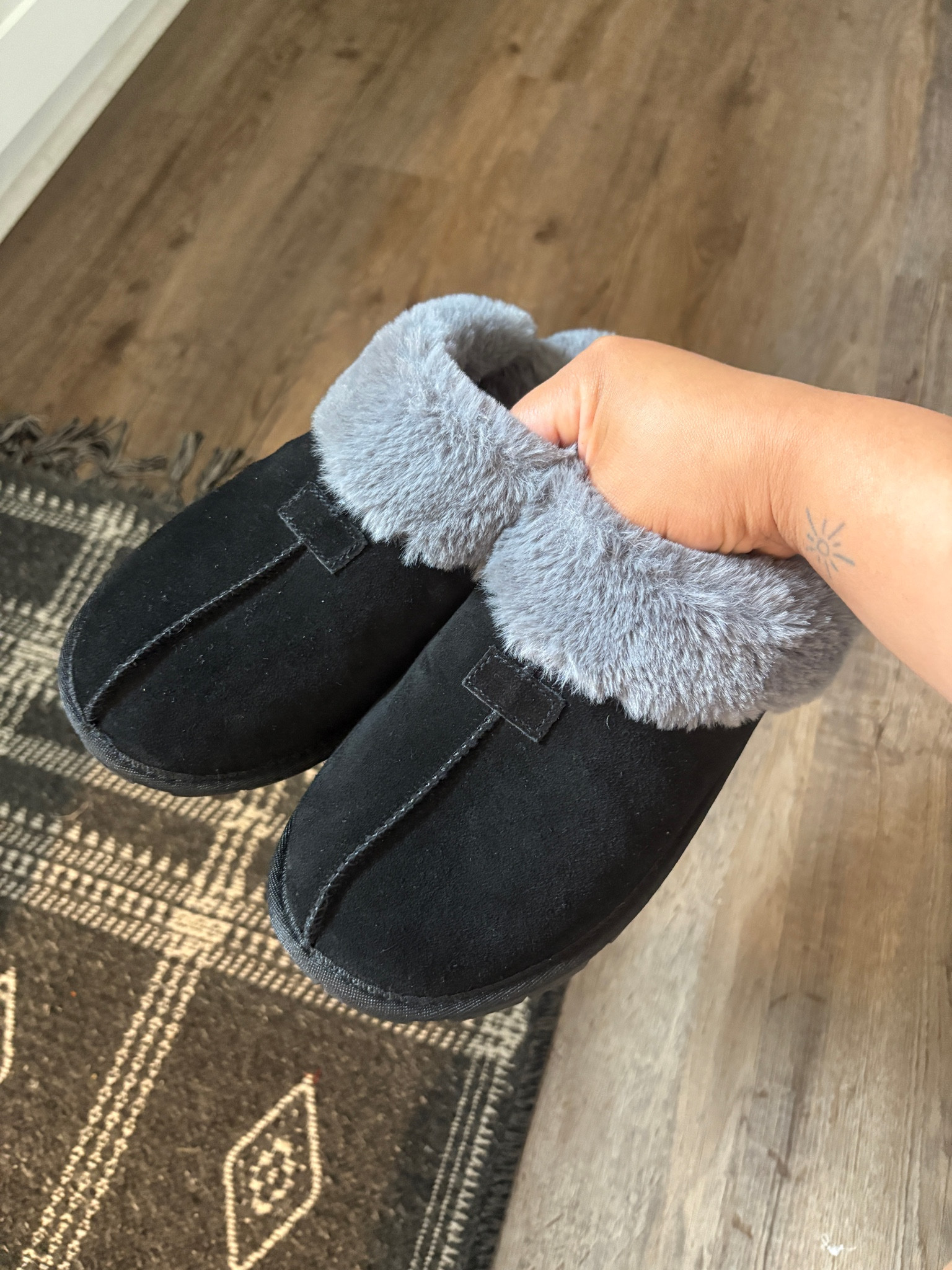 Comfy black slippers! #slippers #giftideas #giftsforher #walmartfinds

#LTKHoliday #LTKGiftGuide #LTKSaleAlert