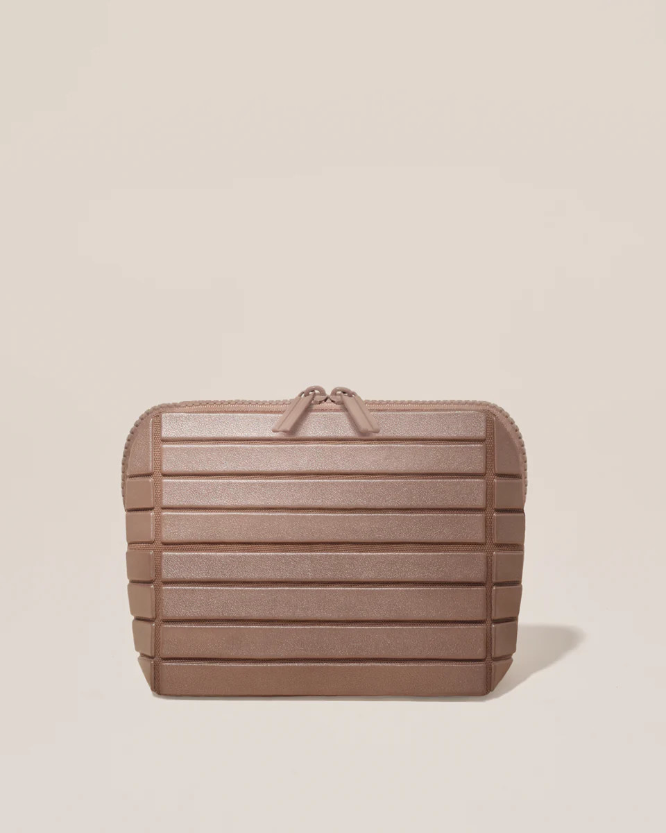 the small bronze traveller | Parallelle