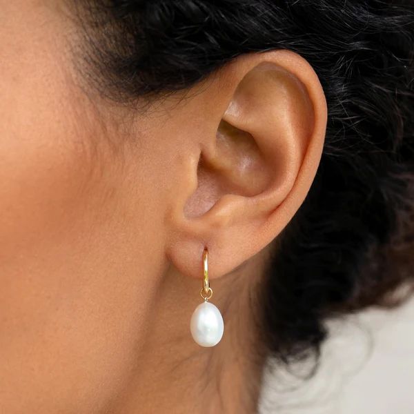 14k Gold Rice Pearl Huggie Earrings - Juliette | Linjer