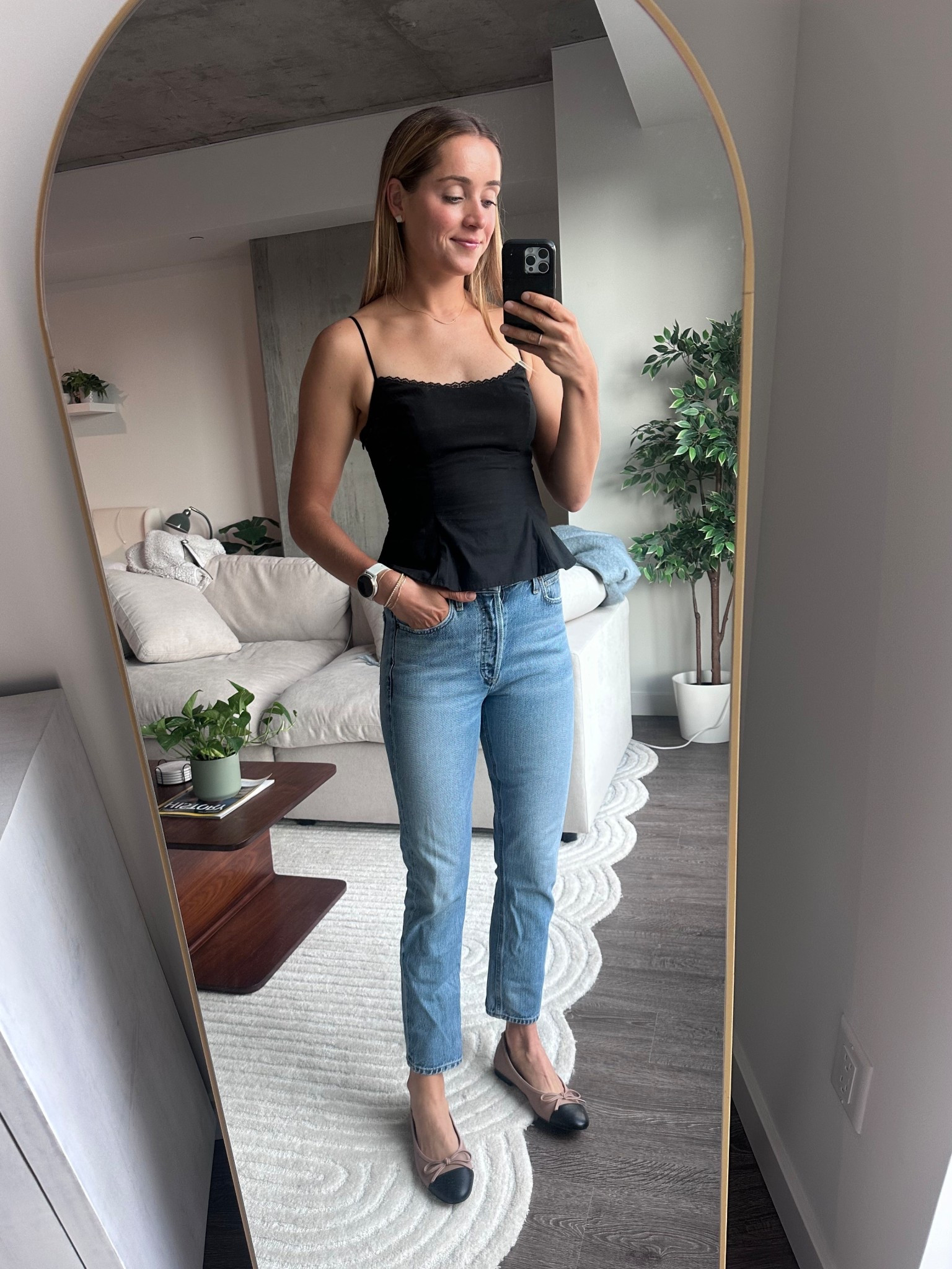 Dinner outfit 🖤 size 27 jeans, size 4 top 

#reformation 