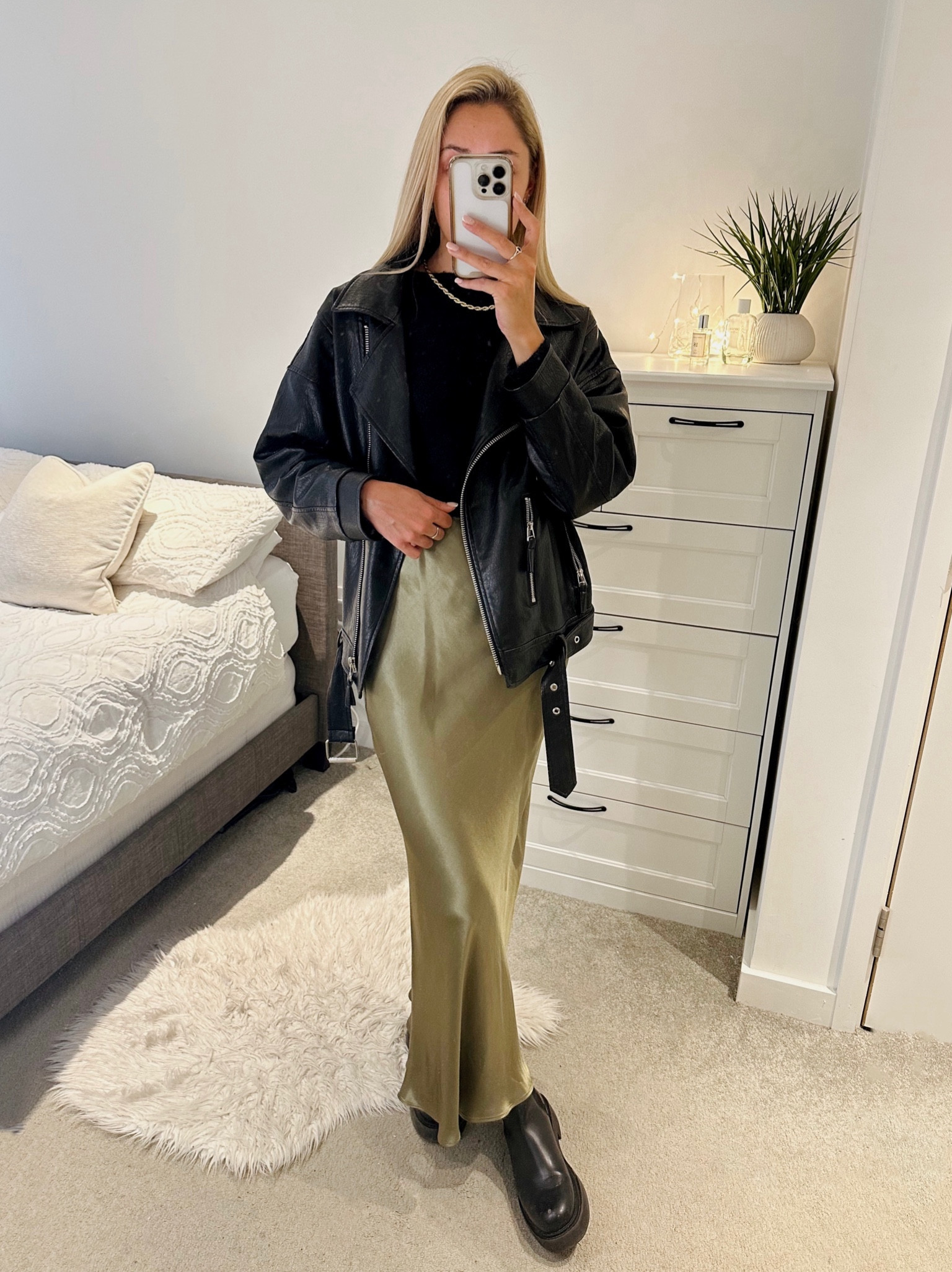 Satin skirt styling for Winter💚

Such a bargain for only £17 too!

#satinskirt #midiskirt #maxiskirt #riverisland #winteroutfit

#LTKsalealert #LTKSeasonal #LTKMostLoved
