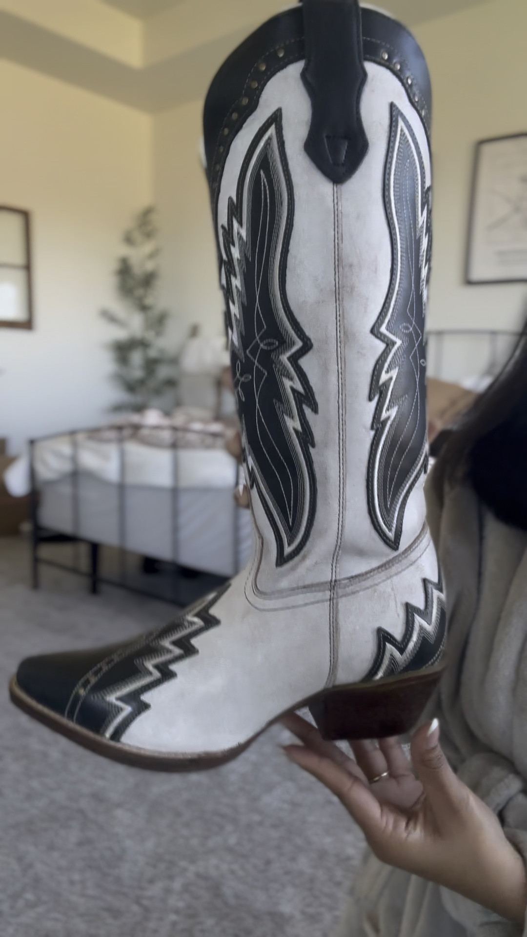 A moment for these Shawnee boots 😍👢

#LTKShoeCrush #LTKWatchNow #LTKStyleTip