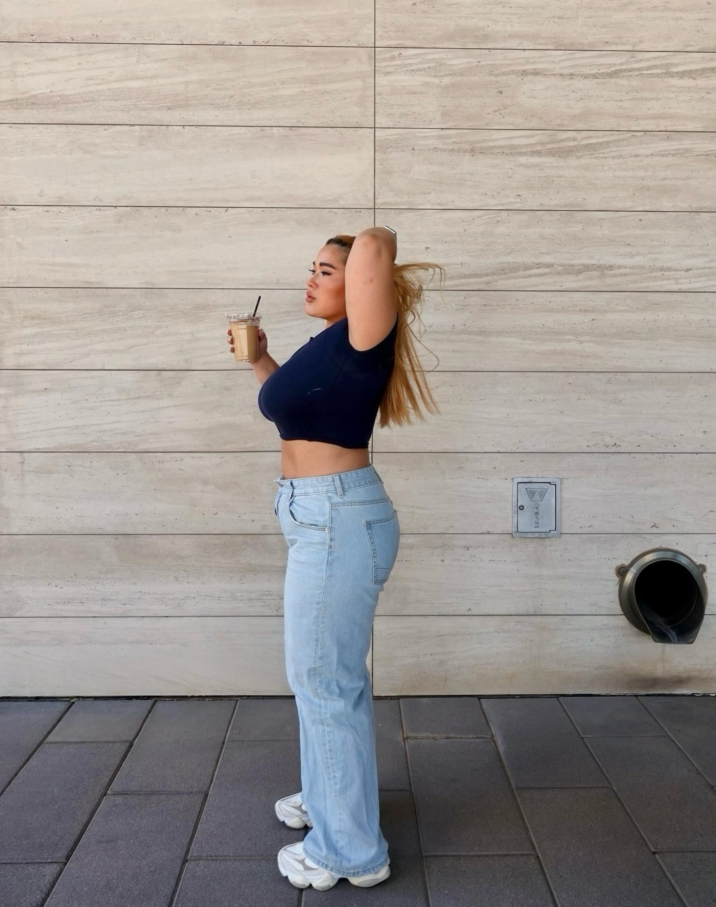 wanna grab a coffee? ☕️

Jeans asos pr
Top lululemon 
Shoes newbalancelifestyle newbalancewomen 

#baggyjeans #falloutfit #neutralstyle #outfitinspo #summertrends #croptops