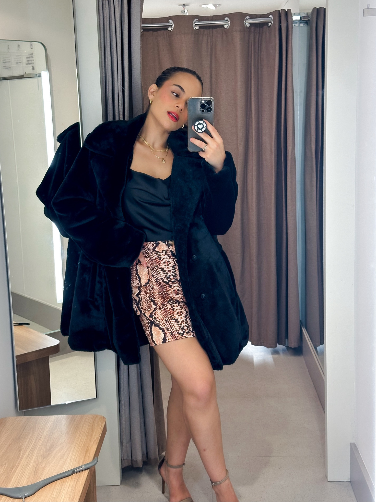 Obcecada nesse look! 🐆✨🖤

Regata P 
Saia 36 
Casaco M (mas porque não tinha o P na loja)

#LTKbrasil #LTKbeauty #LTKstyletip