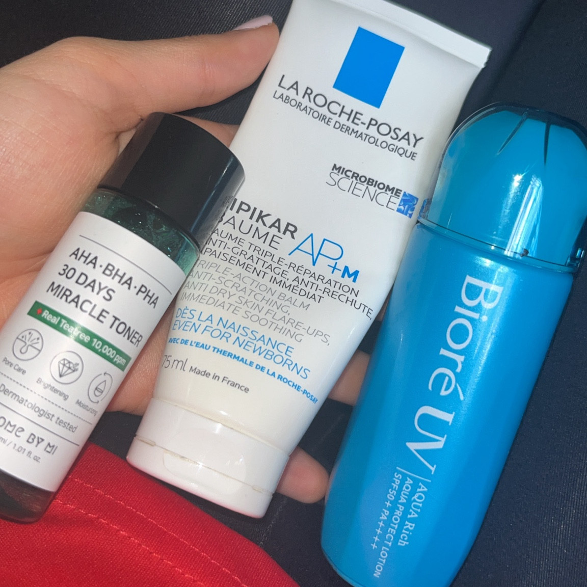 Quando eu to sem tempo e preciso fazer uma rotina de cuidados com a pele rápida e prática eu opto por produtos que ofereçam todos os cuidados indispensáveis!

Tenho uma pele seca, sensível e com acne. Pra ajudar na hidratação e sensibilidade uso o Lipikar Baume AP + M da La Roche- Posay. Nenhum cuidado com a pele funciona se você não usar protetor solar, pra isso, estou usando o protetor solar da Bioré Aqua Rich (infelizmente não encontrei o mesmo produtos, mas adicionei um similar que eu já testei d também gosto). 

#LTKbrasil #LTKbeauty