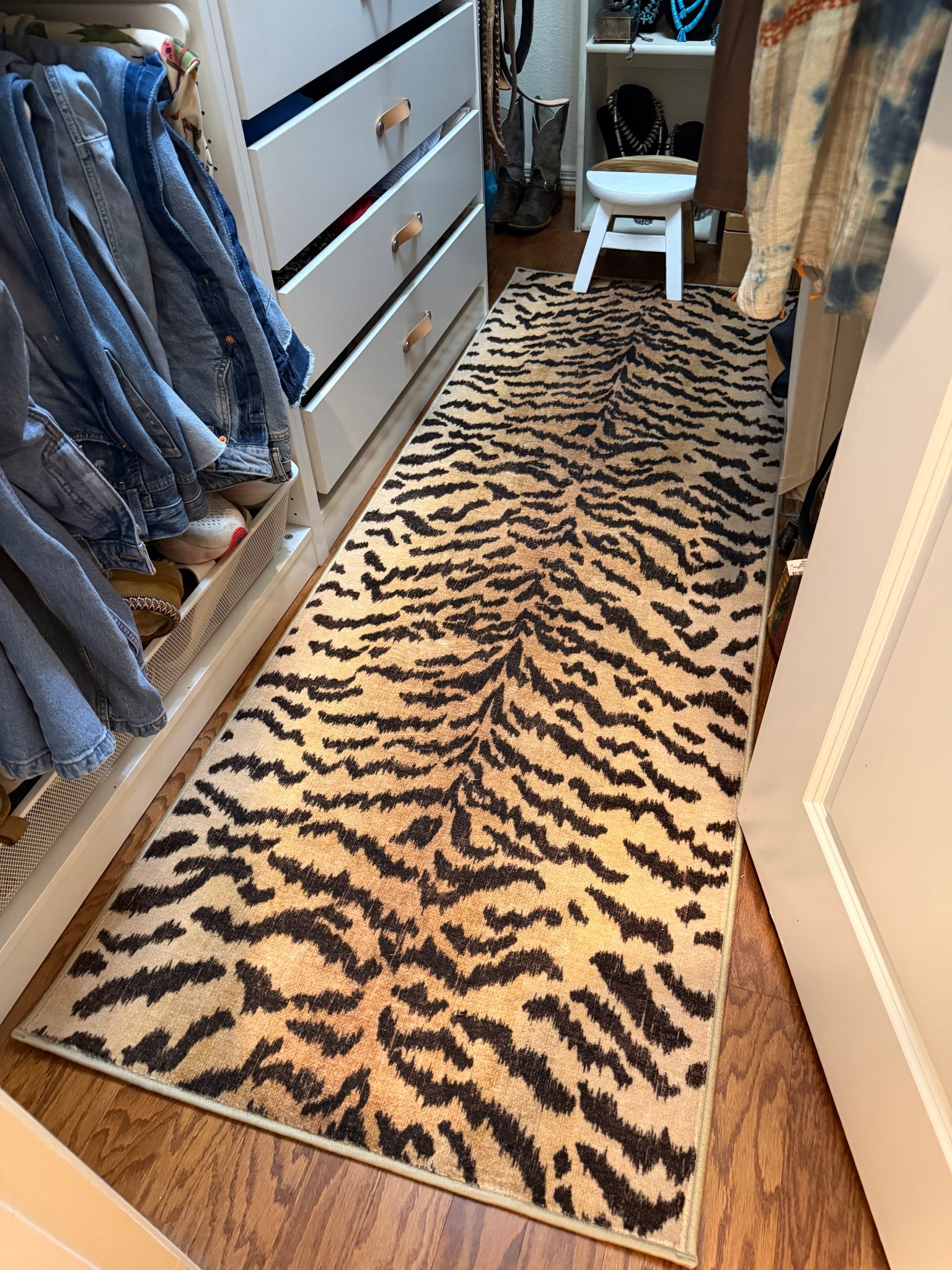 Fun new runner from
Ruggable! It is their collab with Scalamandré! 