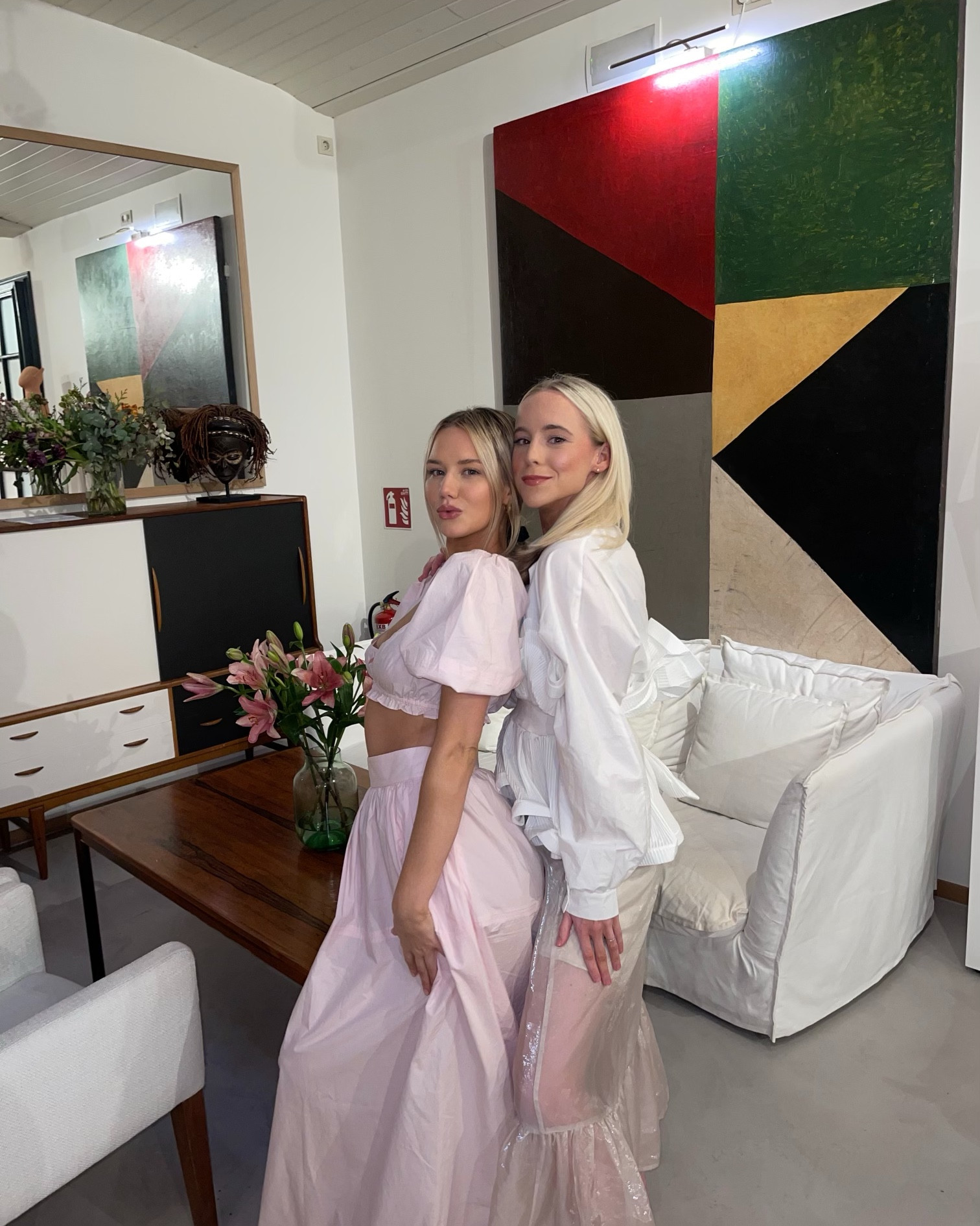 Day One of Barcelona Bridal Market, you have to show up with your best dressed because Europeans KNOW how to dress ✨🤌🏼🤩

Shirt: Sierra Darien
Skirt: NUULY
Shoes: ZARA

#LTKstyletip #LTKeurope #LTKworkwear