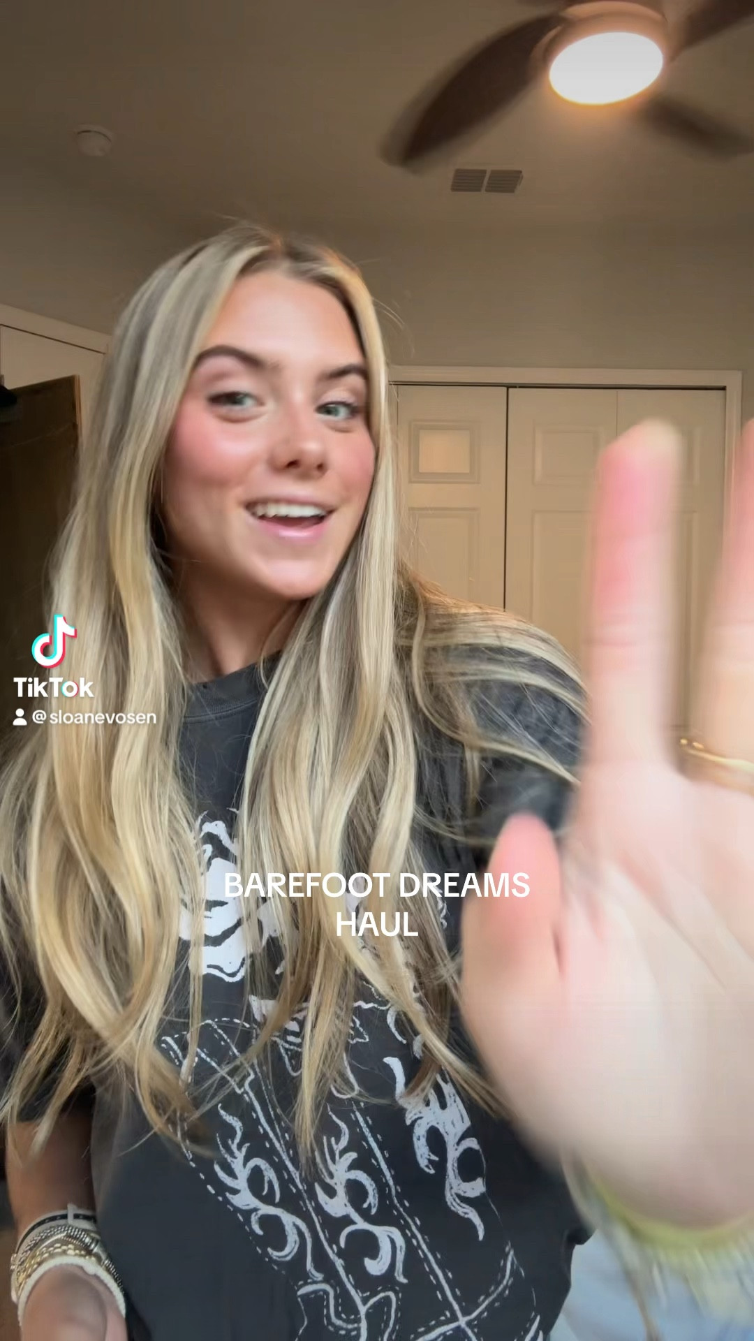 Barefoot dreams haul! #giftideas #gifts #giftsforher #giftguide #giftguideforher #giftideas #giftideasforher #giftideasforfriends #giftideasforbestie #giftideasformoms #giftideaforbestie #girlsgifts #giftguide2024 #beautygiftguide #giftsforgirlfriend #giftsforsister #giftsforcousin 

#LTKGiftGuide #LTKfindsunder100 #LTKVideo