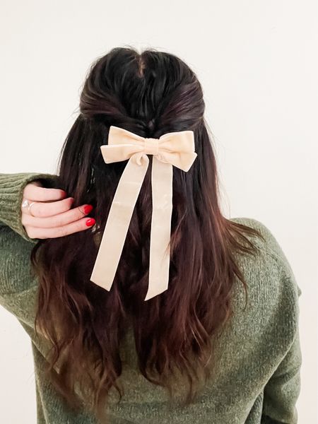 here for the bow trend 🙌🏻🎀 easy hairstyle to do this holiday season!

my bow is linked in my bio - comes in a pack of 2!

.
.
.

#bowhairstyle #bows #hairbows #trending #diyhairstlye #styledfabulousbyshelby #holidaystyle #ltk #teamltk #ltkblogger #beautyblogger 

#LTKbeauty #LTKSeasonal #LTKstyletip