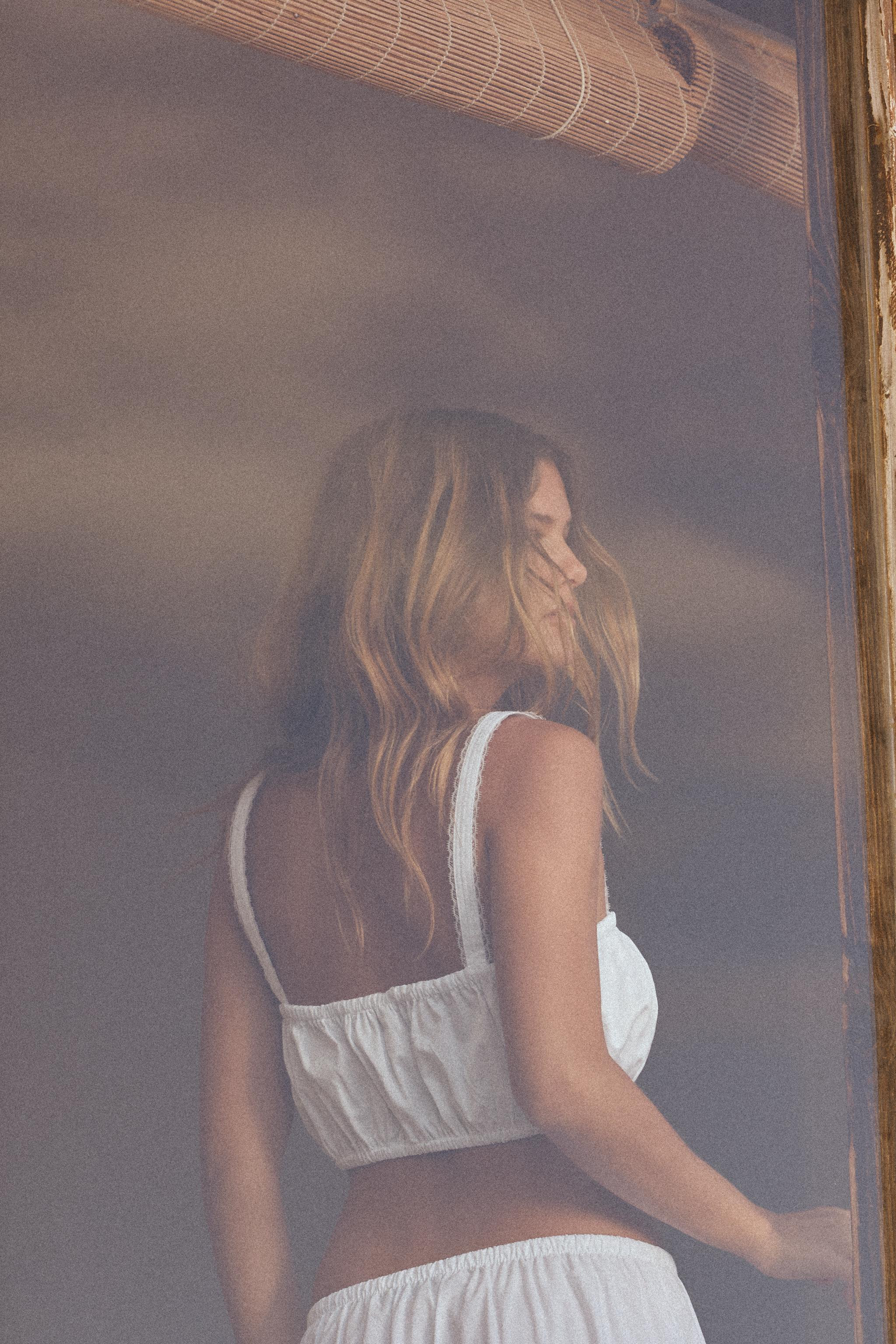 Cropped top with a straight neckline and thin straps trimmed with lace. Features pleats and butto... | Zara US