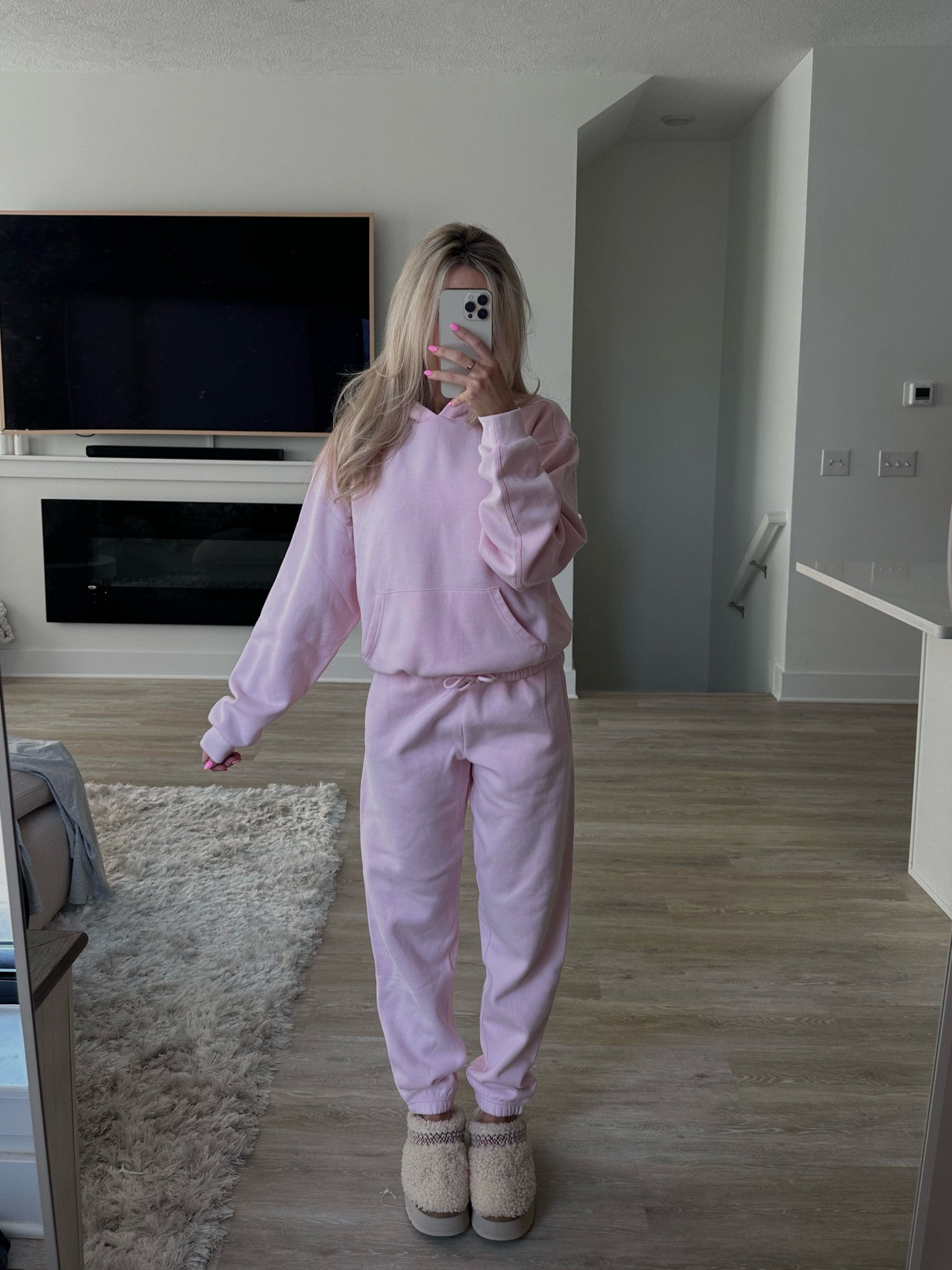 SKIMS CHERRY BLOSSOM sweat set
Wearing size SMALL & SMALL