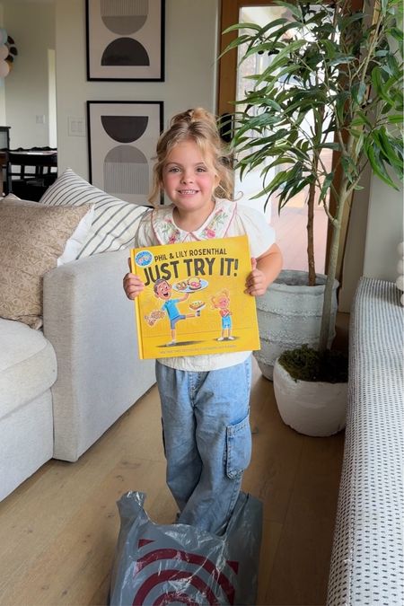 #ad Raise your hand if you have or have dealt with a picky eater in your home! 🙋🏼‍♀️@Target is here to help with this darling book we grabbed for Lucy.  #TargetParter #KidsBooks #Target 




#LTKKids