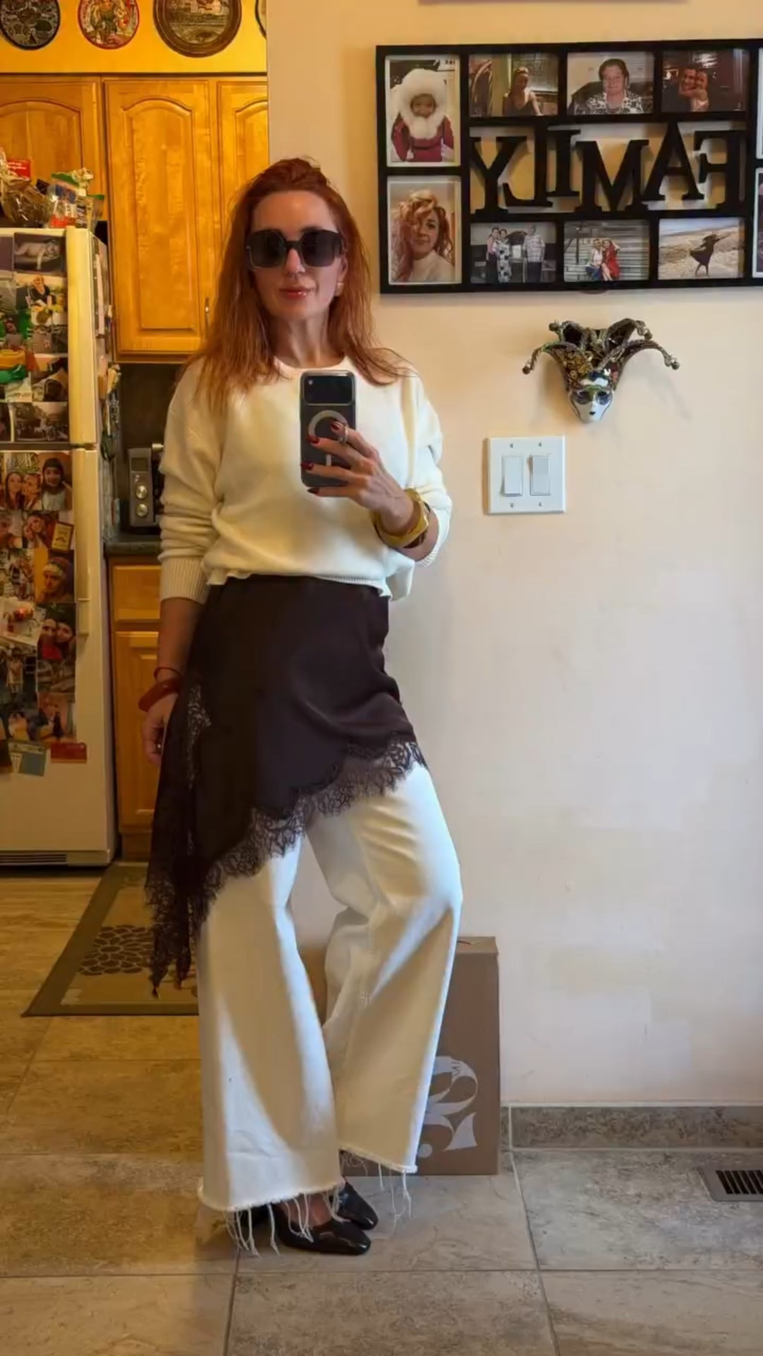 Збираюсь по дівчачих справах — але навіть у таких дрібницях хочеться виглядати гарно 💅🏼
Шовк, мереживо, білий денім і трохи аромату Tom Ford Sandal Blush — бо справжня елегантність починається з деталей.
Не потрібно особливого приводу, щоб бути витонченою 💫

елегантність, стиль, Zara, повсякденний образ, жіночність, витонченість, Tom Ford, шовк, мода, стильний лук, натхнення, естетика

#жіночність #елегантність #ZaraLook #ZaraOutfit #TomFordSandalBlush #silkstyle #кашемір #українськийконтент #стильдня #fashionukraine #ootd #timelessstyle #minimalchic #detailsmatter