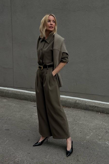 Love this dark khaki set from H&M. Perfect to wear to work!

#LTKstyletip #LTKfindsunder100 #LTKworkwear