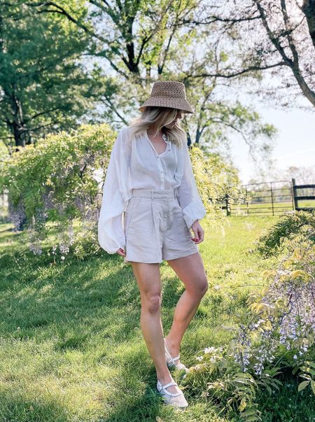 H&M outfit 20% off this weekend (this straw bucket hat is so good and under $25)

Summer outfit, linen shorts, European travel style, mesh shoes, net ballet flats

#LTKShoeCrush #LTKFindsUnder50 #LTKSaleAlert