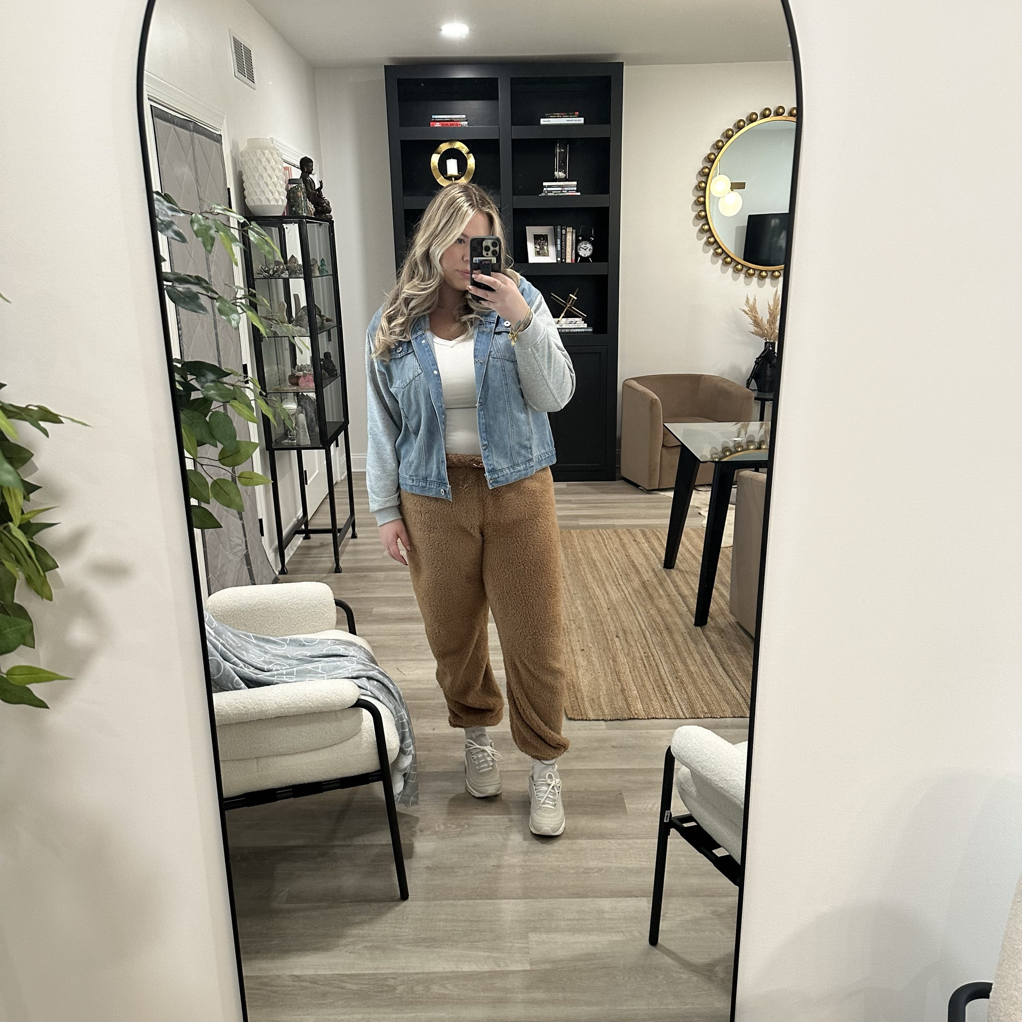 These pants are the exact ones linked - however they did not come to me as advertised/described. *color is off, the drawstrings are different & THERE ARE NO POCKETS* 

I did choose not to return them because I still like them. This jacket is the same one I linked in another post, I absolutely love the fit and it doesn’t feel tight on my shoulders - runs true to size. Happy shopping 🫶🏼

#LTKSeasonal #LTKplussize #LTKmidsize