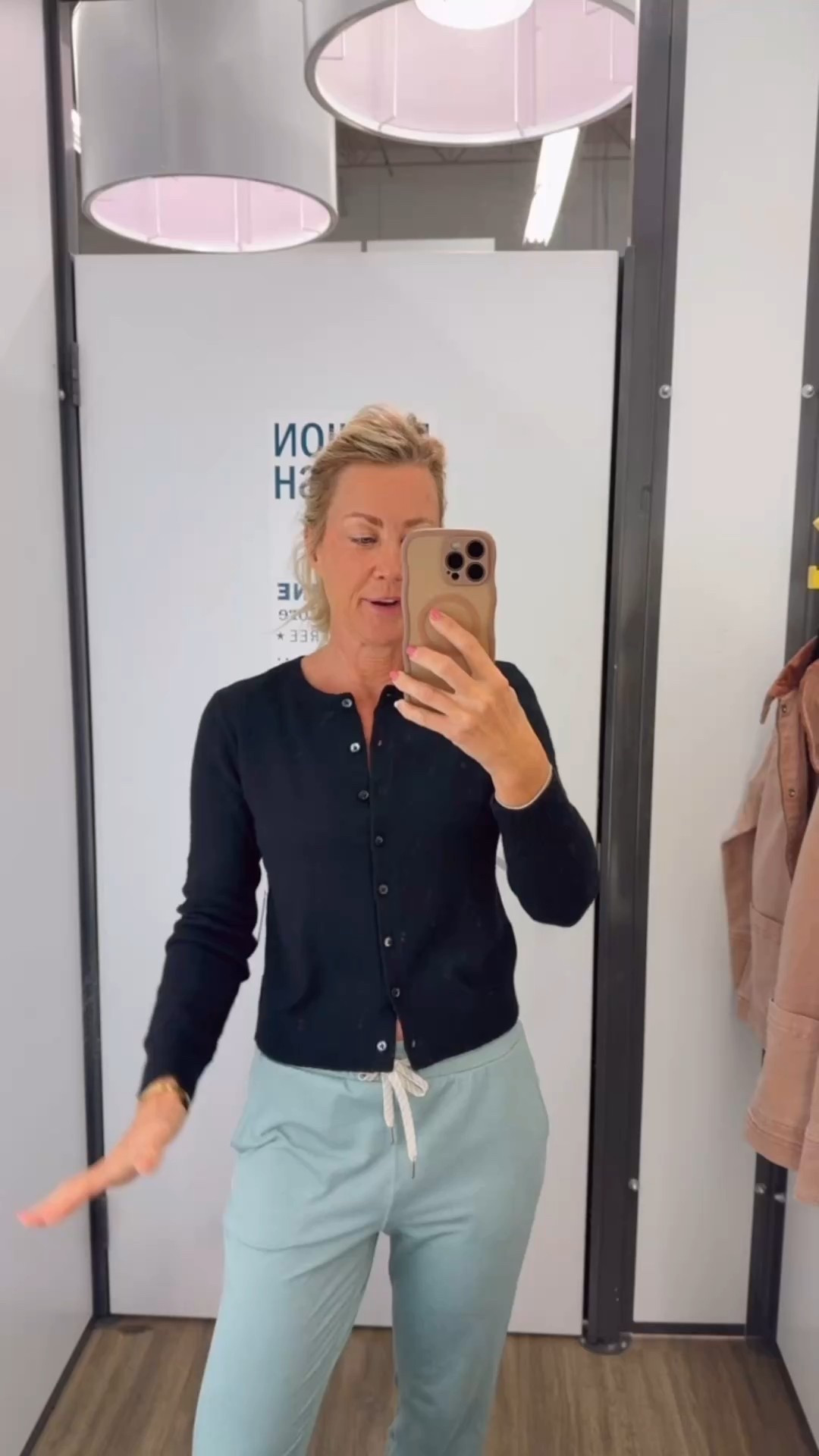 Size: XS Love this solid patterned cardi, literally under $20 right now. 

#LTKFindsUnder50 #LTKSeasonal #LTKOver40