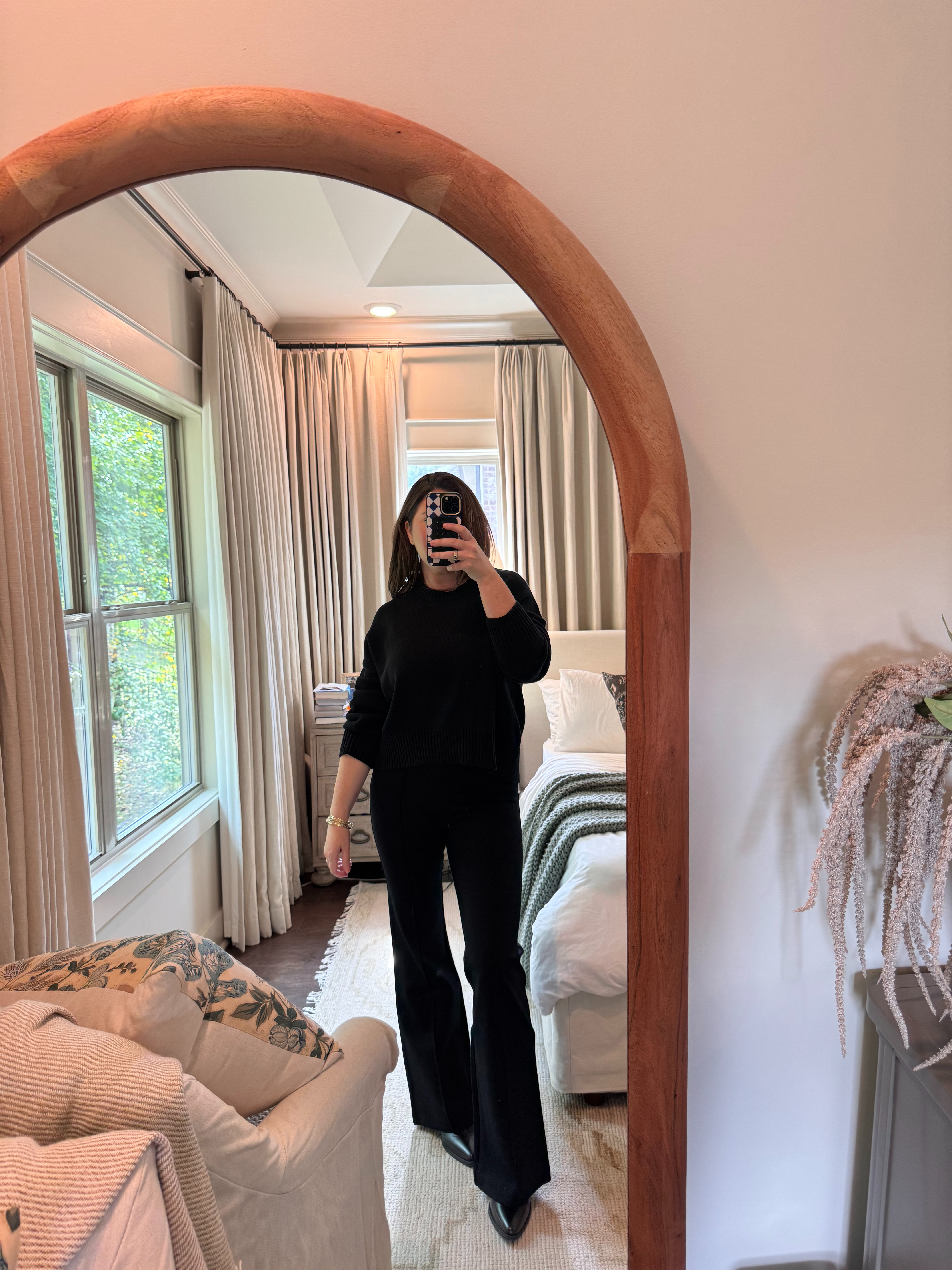 All black never fails to flatter. @Spanx Ponte Flare Pants fit perfectly and are cute styled with a bootie. 

Code: CORTNEYXSPANX for 15% off!

#SpanxPartner 

 