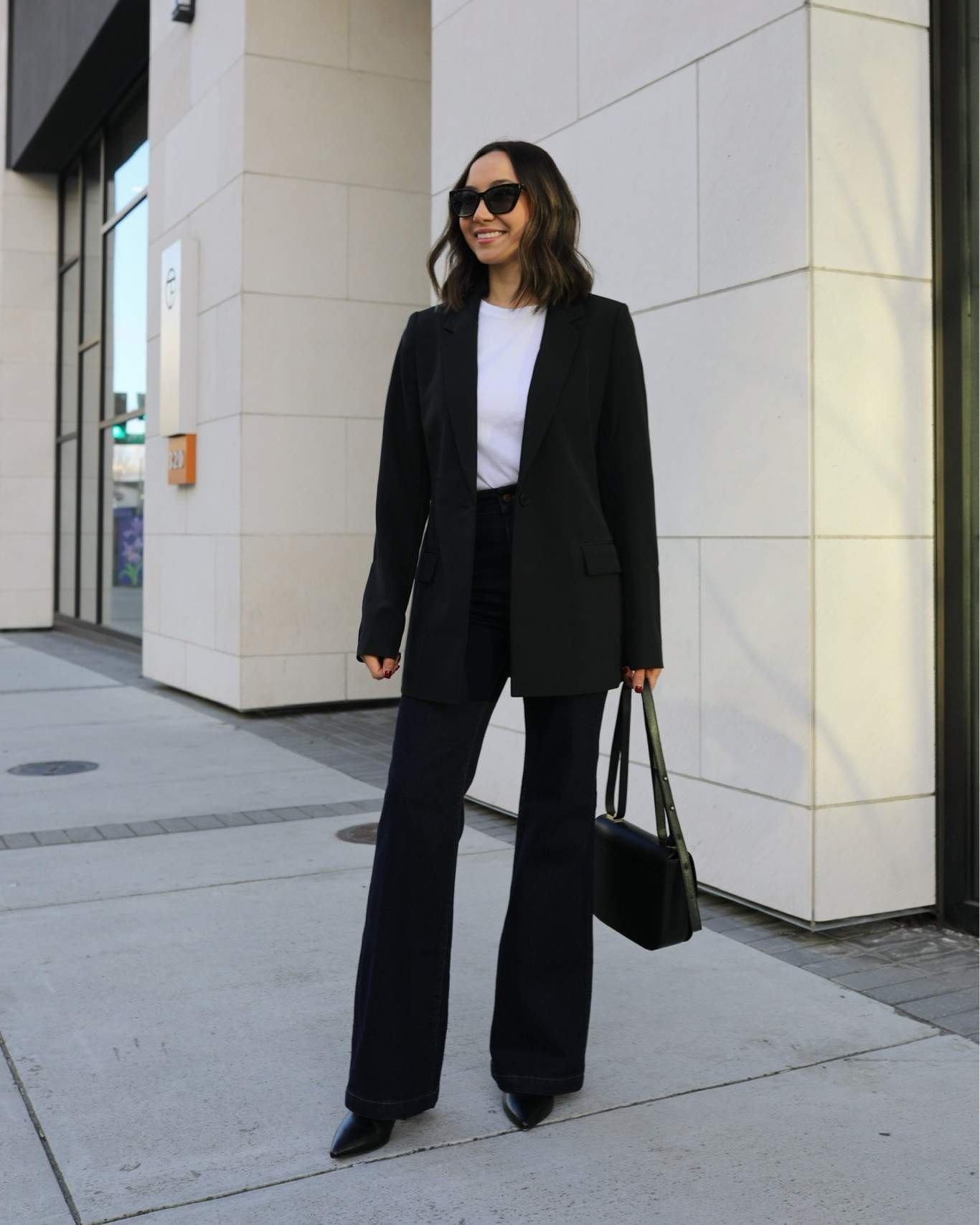 Business casual workwear 

Blazer
White tee
Flare jeans 
Sunglasses 
Purse 
Booties 

#LTKworkwear #LTKstyletip
