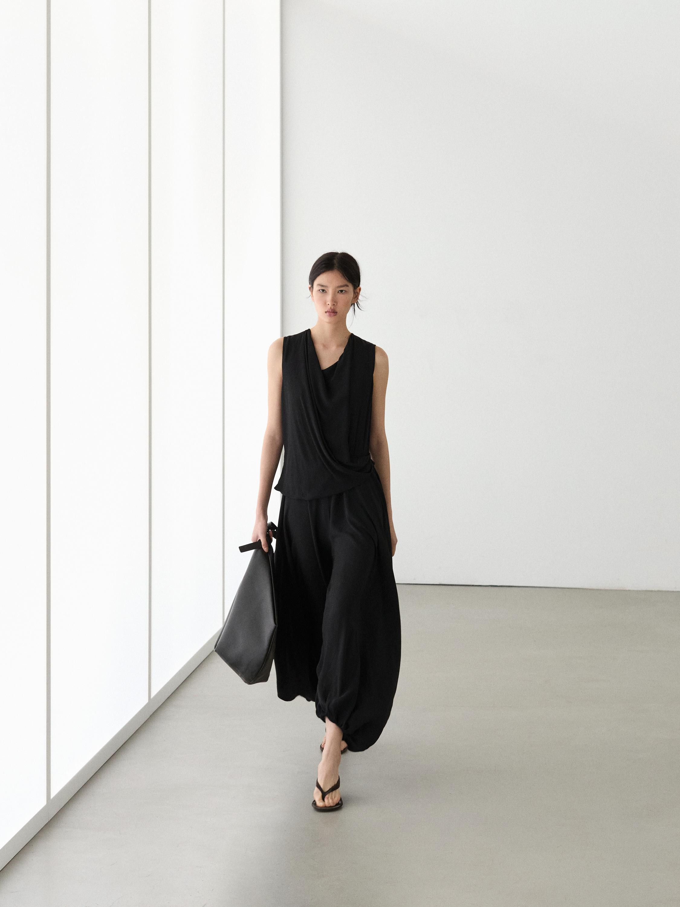 Flie\u00dfendes, halbtransparentes Kleid mit Shorts | Massimo Dutti DE