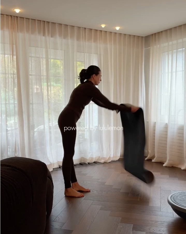 Move to feel alive.

Today’s home sweat:
🔸 Bulgarian Split Squat
🔸 Negative Push-ups
🔸 Shoulder Press
🔸 Lateral Raises
🔸 Side Walks
🔸 Lying Lat Pull
🔸 Mountain Climbers
🔸 Dead Bug

No gym, no excuses — just movement, strength, and presence.

Wearing my Define Nulu Jacket and Wunder Under Pants — made to move, made to feel.

@lululemoneurope

#lululemon #LiveLikeYouAreAlive #TrainAtHome #FeelYourPower #lululemontraining #lululemoncreator