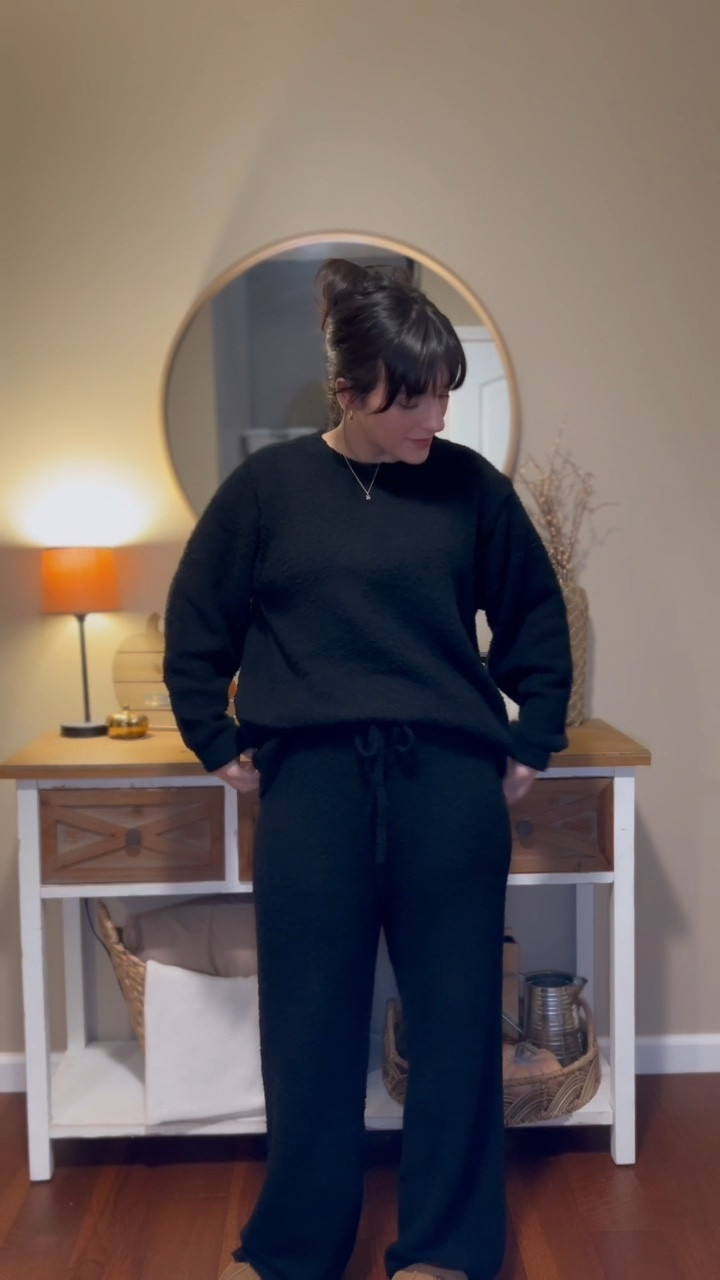 The coziest lounge set! 
Wearing size medium. 